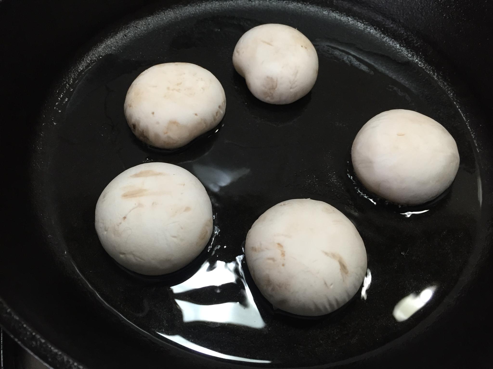 今天要介绍一道菜,真的非常神奇,而且它还超级美味|蘑菇|黑胡椒|平底