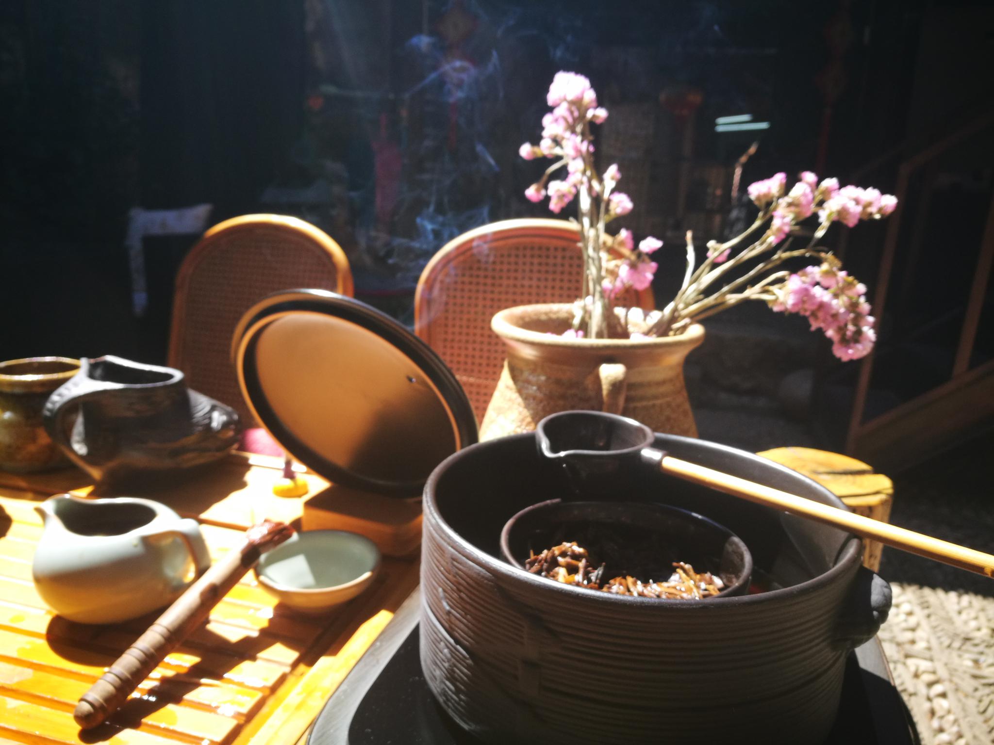 在丽江的一米阳光里煮茶是件愉悦的事情,零星花瓣儿