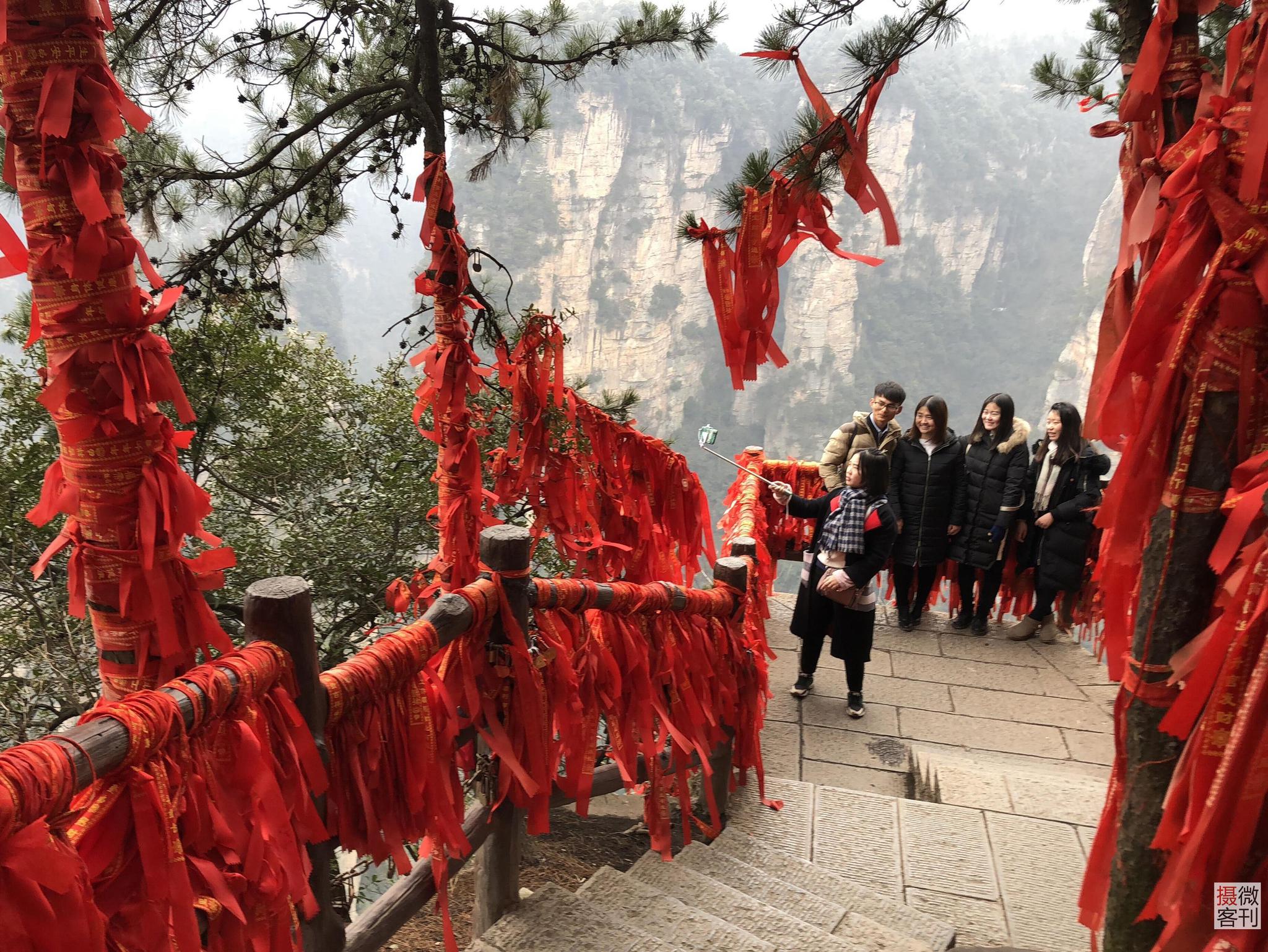 景区祈福带绑满山道 游客说5元不贵图个吉利