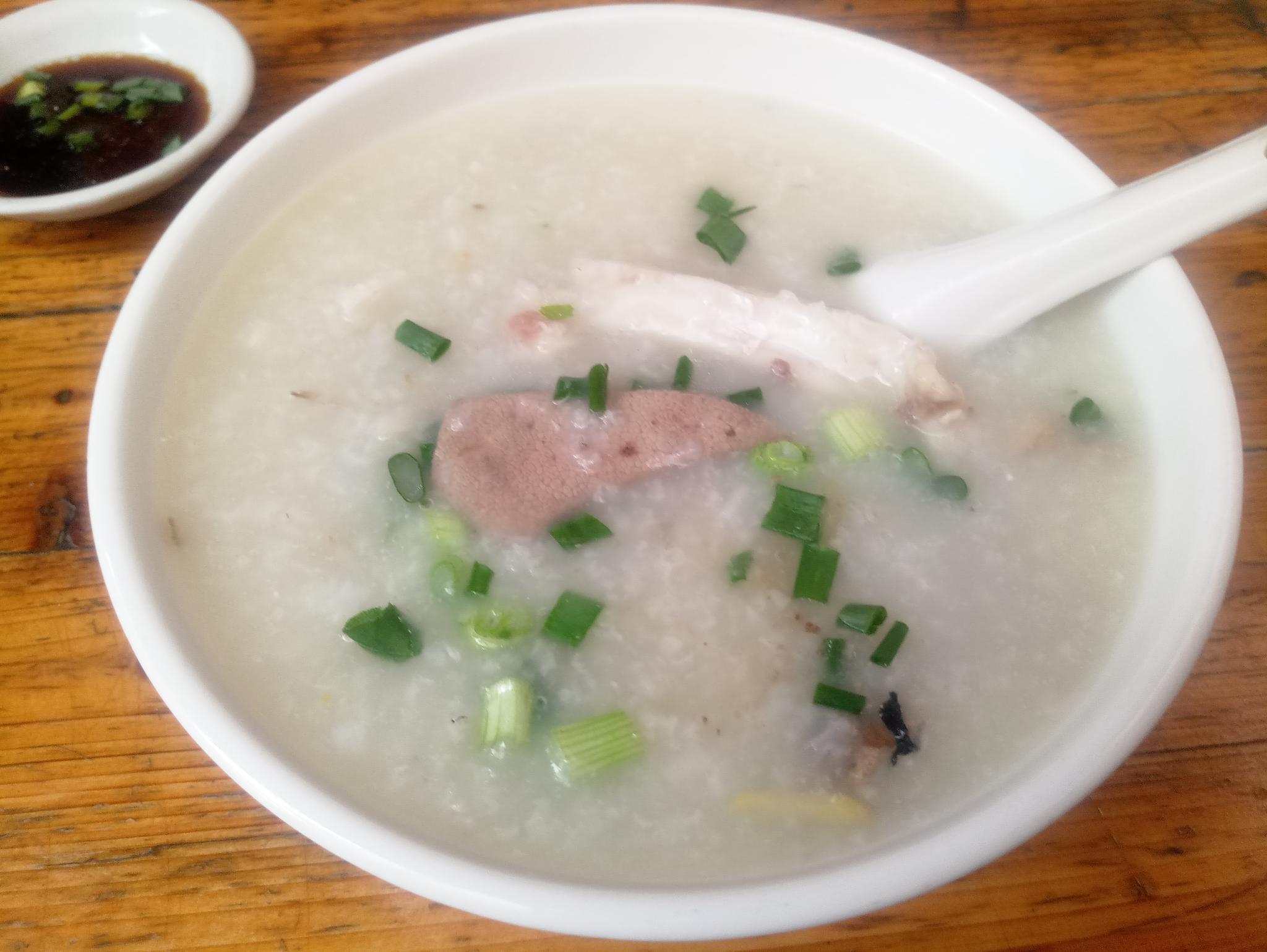 广州早餐,猪膶(猪肝)鱼骨生滚粥,食.