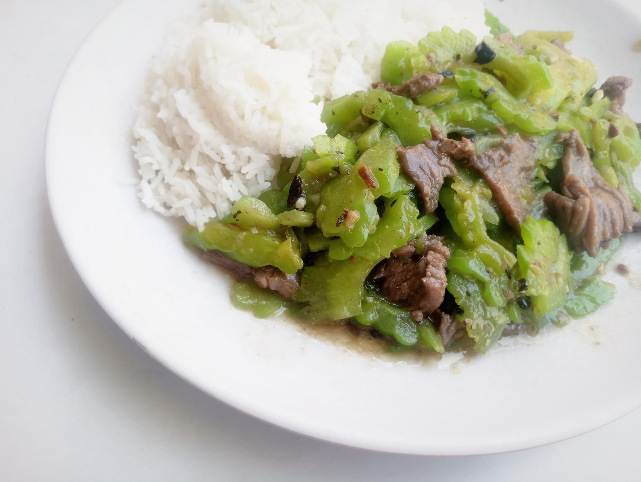 凉瓜牛肉碟头饭14元,好味,饭后果是沙糖桔,心满意