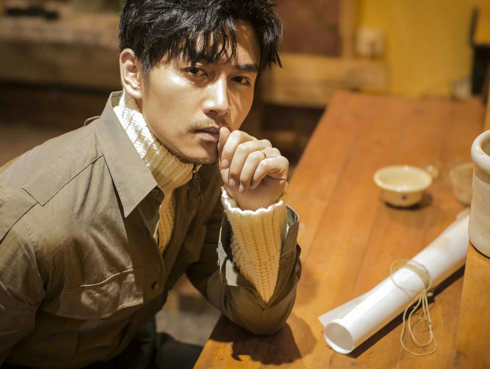 陈晓的小胡子加发型,配上那有故事的眼睛,让人完全失去抵抗力.