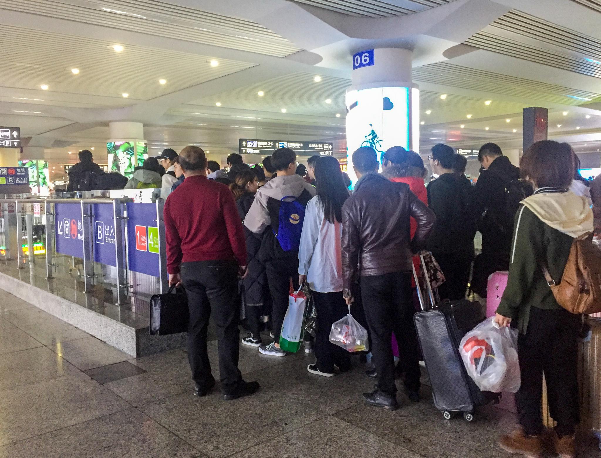 实拍杭州东站人潮 万米长队极其罕见!
