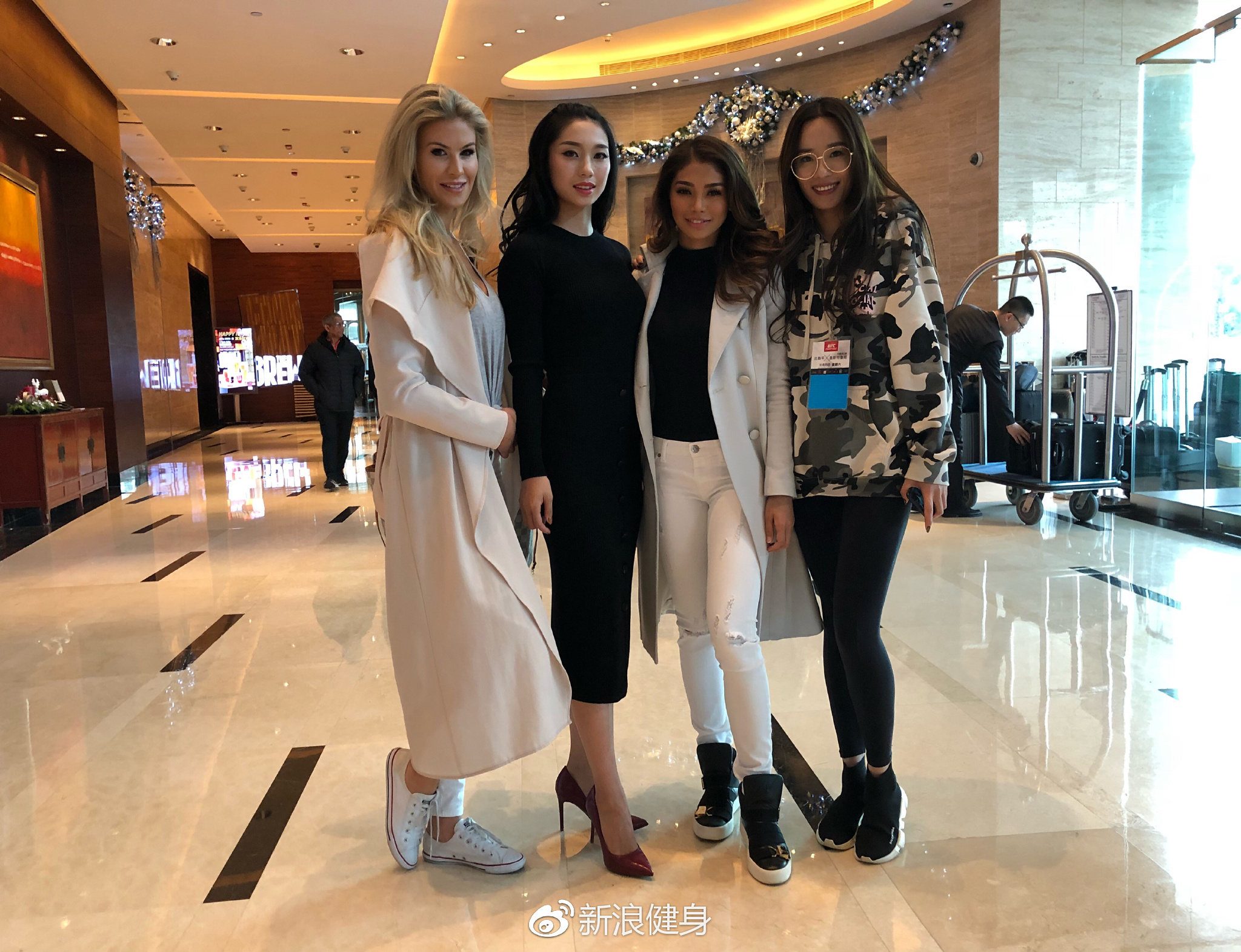 这个ufc中国举牌女郎有点不一样