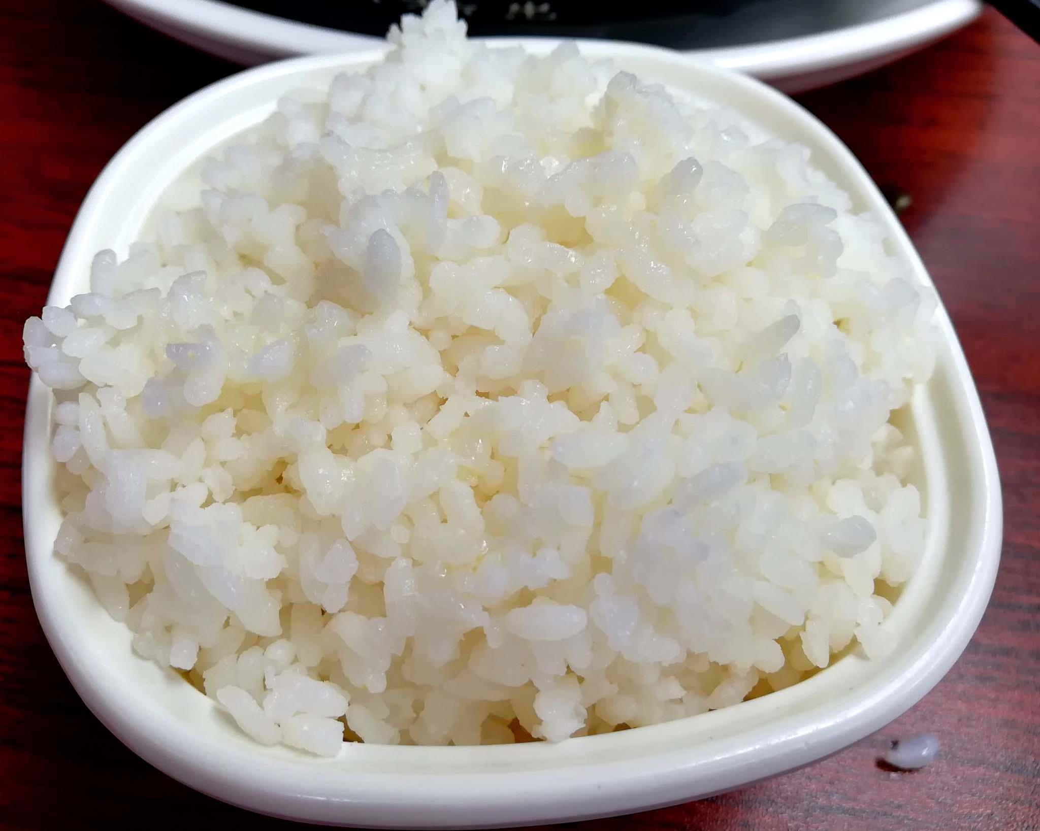 吃了很多鱼,满满一大碗米饭,只吃了半碗,实在吃不下去,有点浪费;还