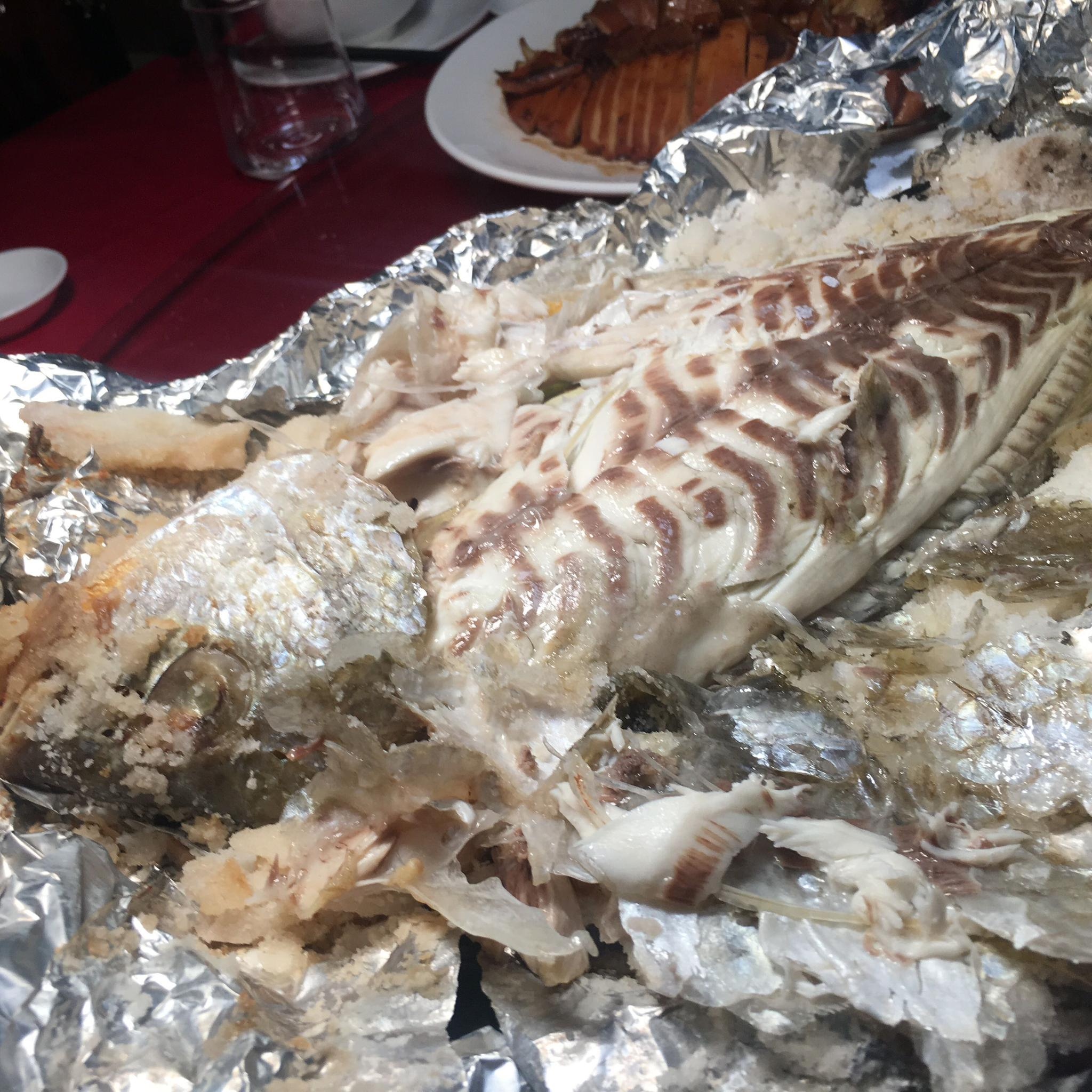 盐焗2斤重的黄翅鱼又嫩又滑又有汁水一人吃一条