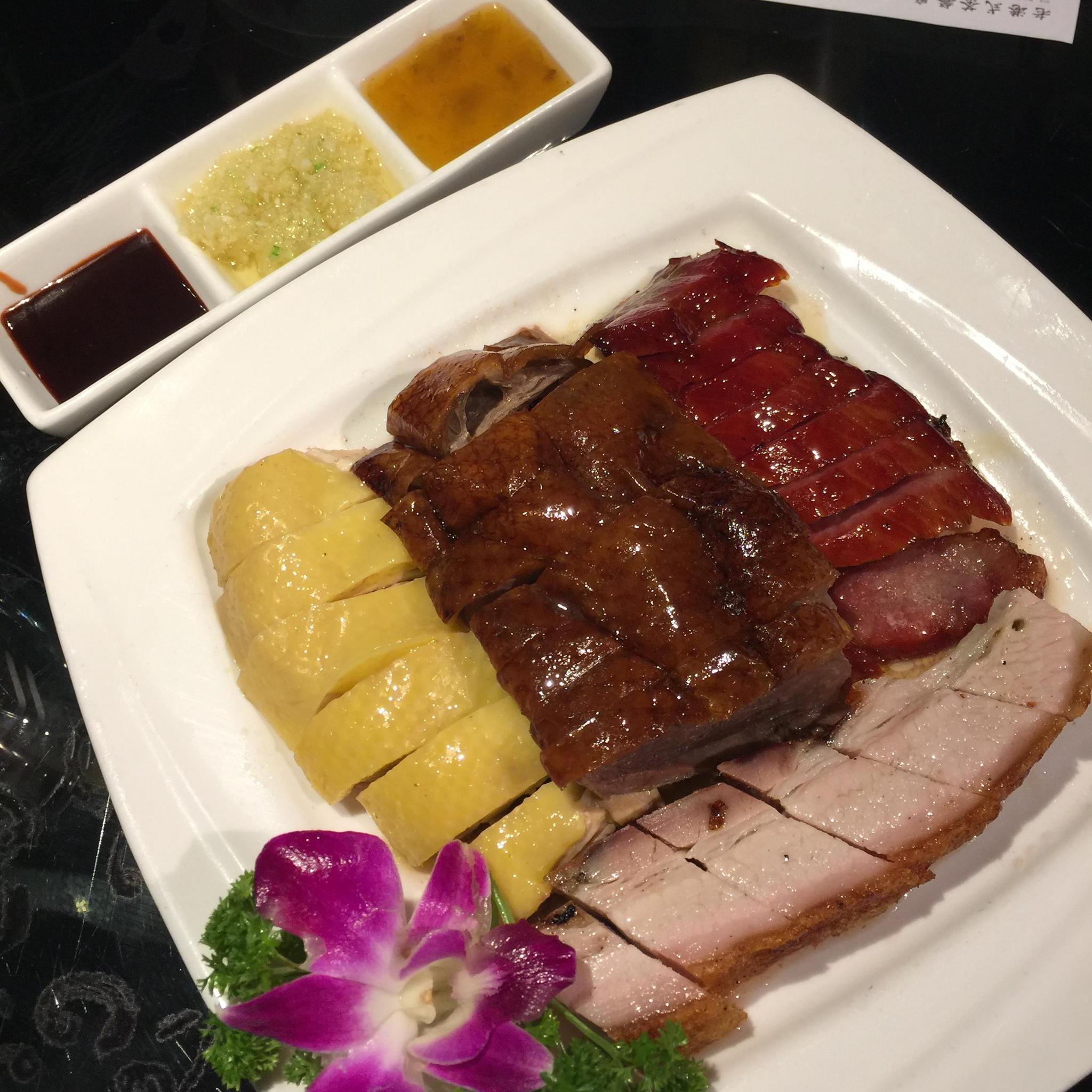 对于港式美食来说 港式茶餐厅可以作为午餐和晚餐的选择 也可以是一种