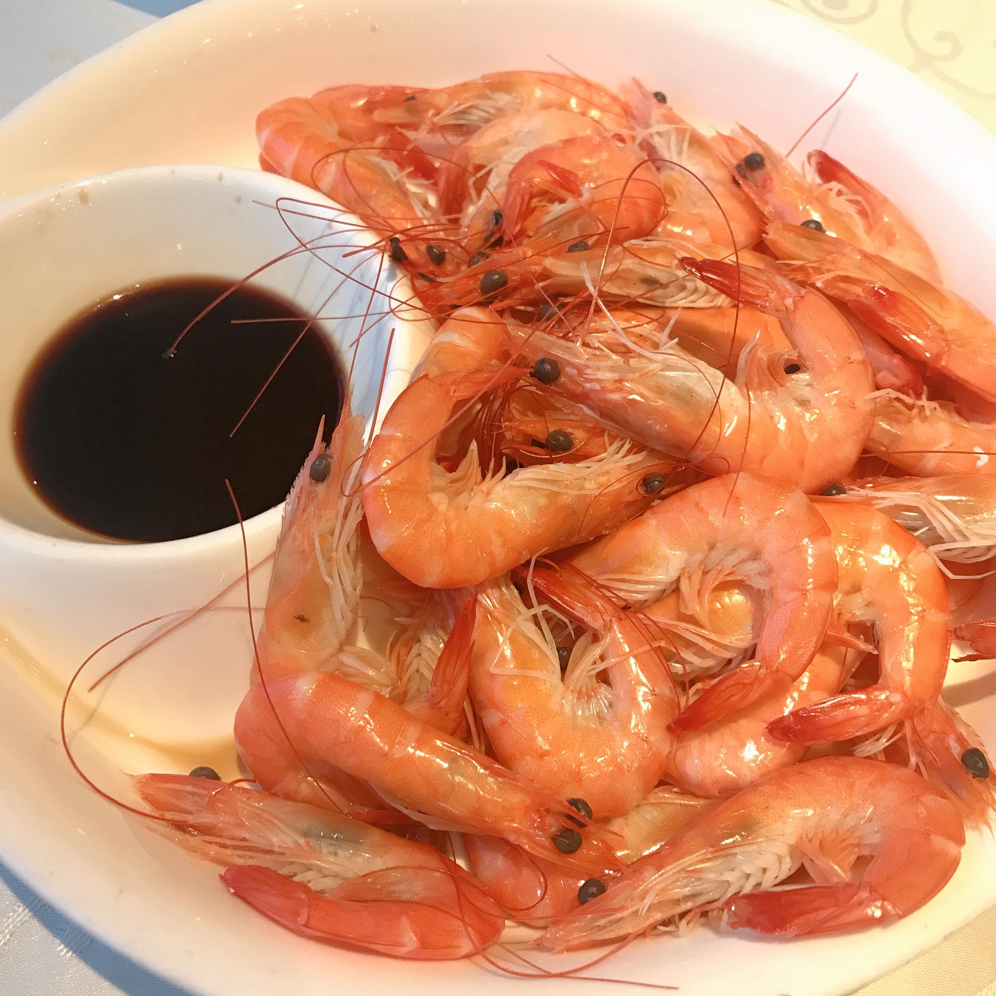 白灼虾,做法简单的很,而且能保持虾的原滋原味,虾沾酱油绝配.