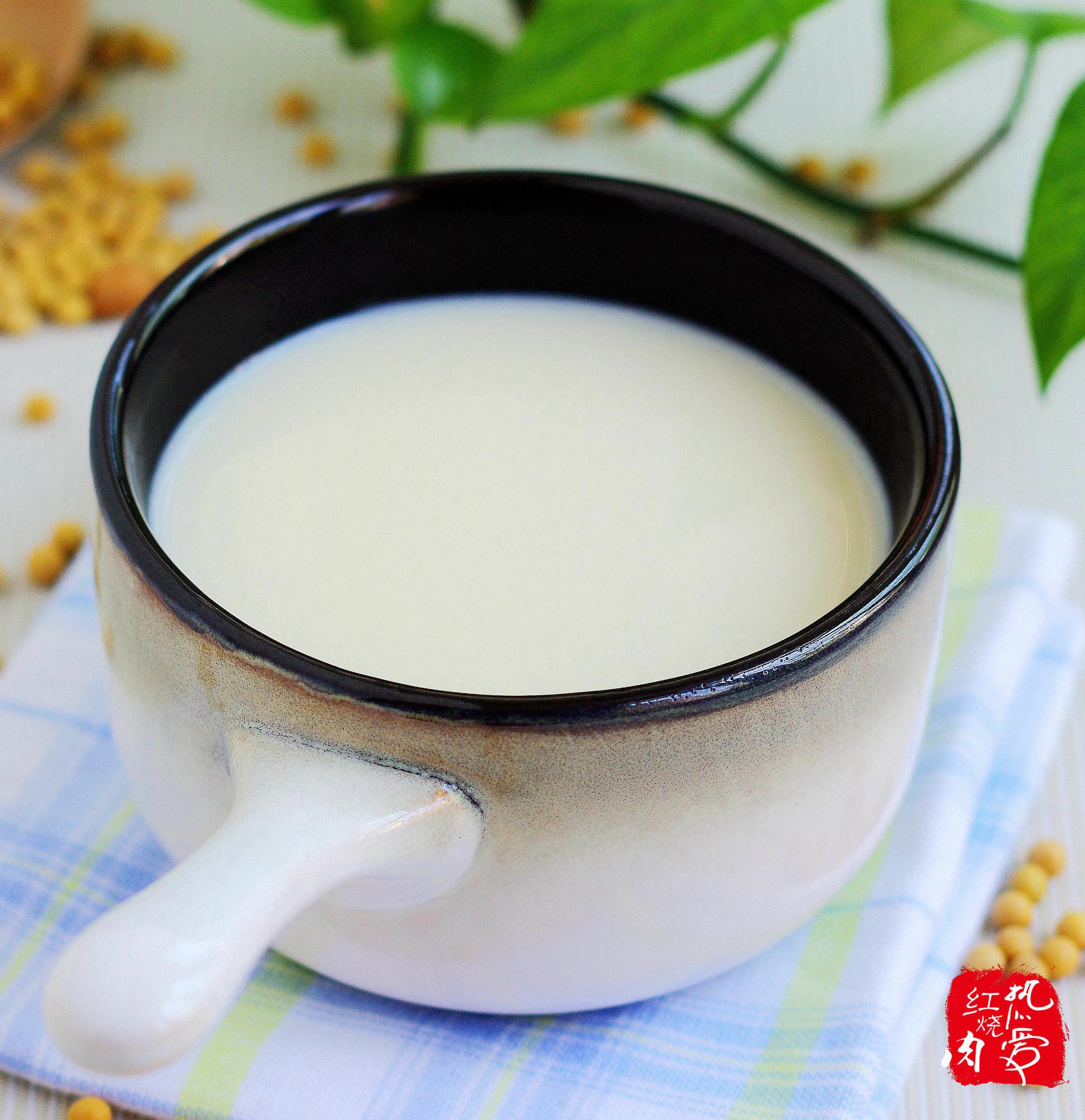 杏仁和糯米加入破壁机杯中4倒入900毫升清水5盖好盖子选五谷豆浆键