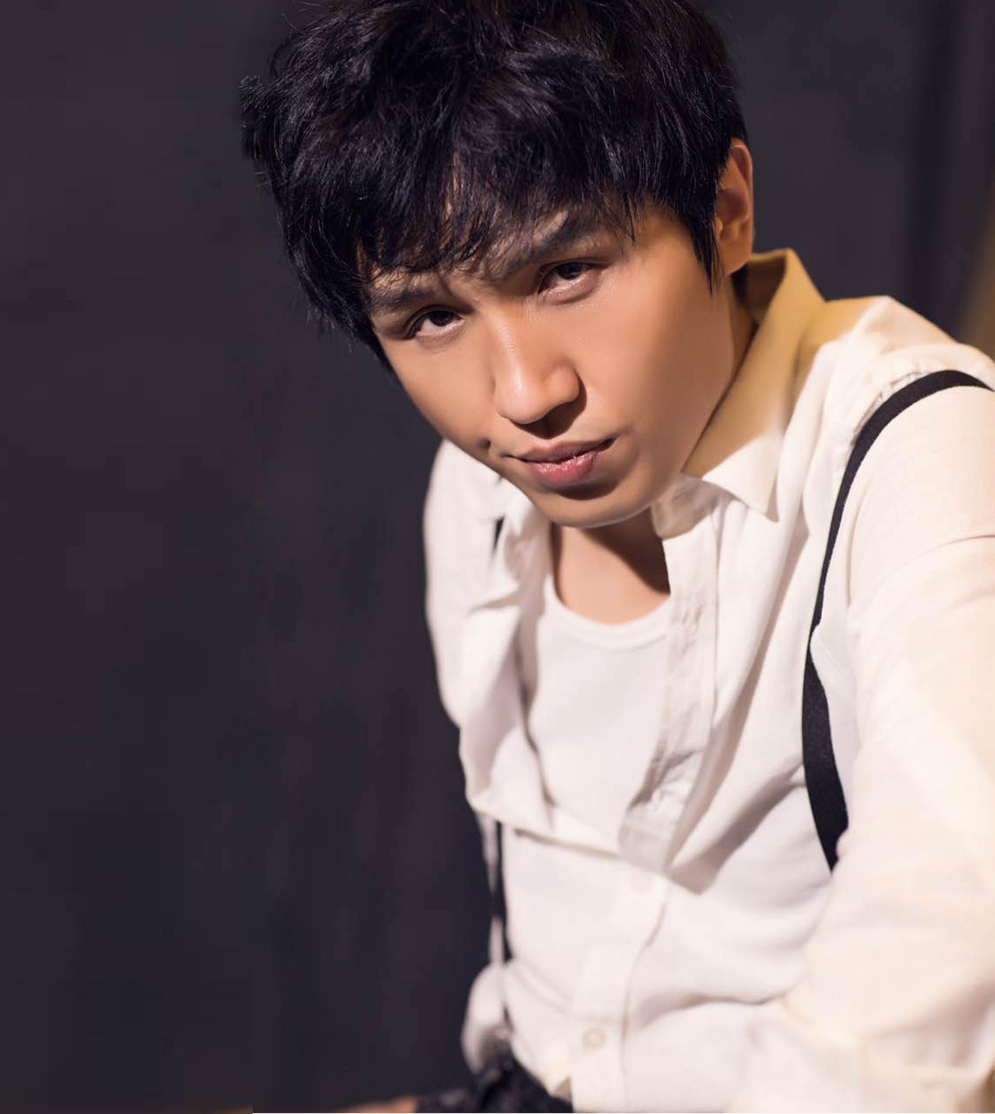 因为想到他的形象,和长着一张很着急的脸,在《爱笑会议室》里,也总有