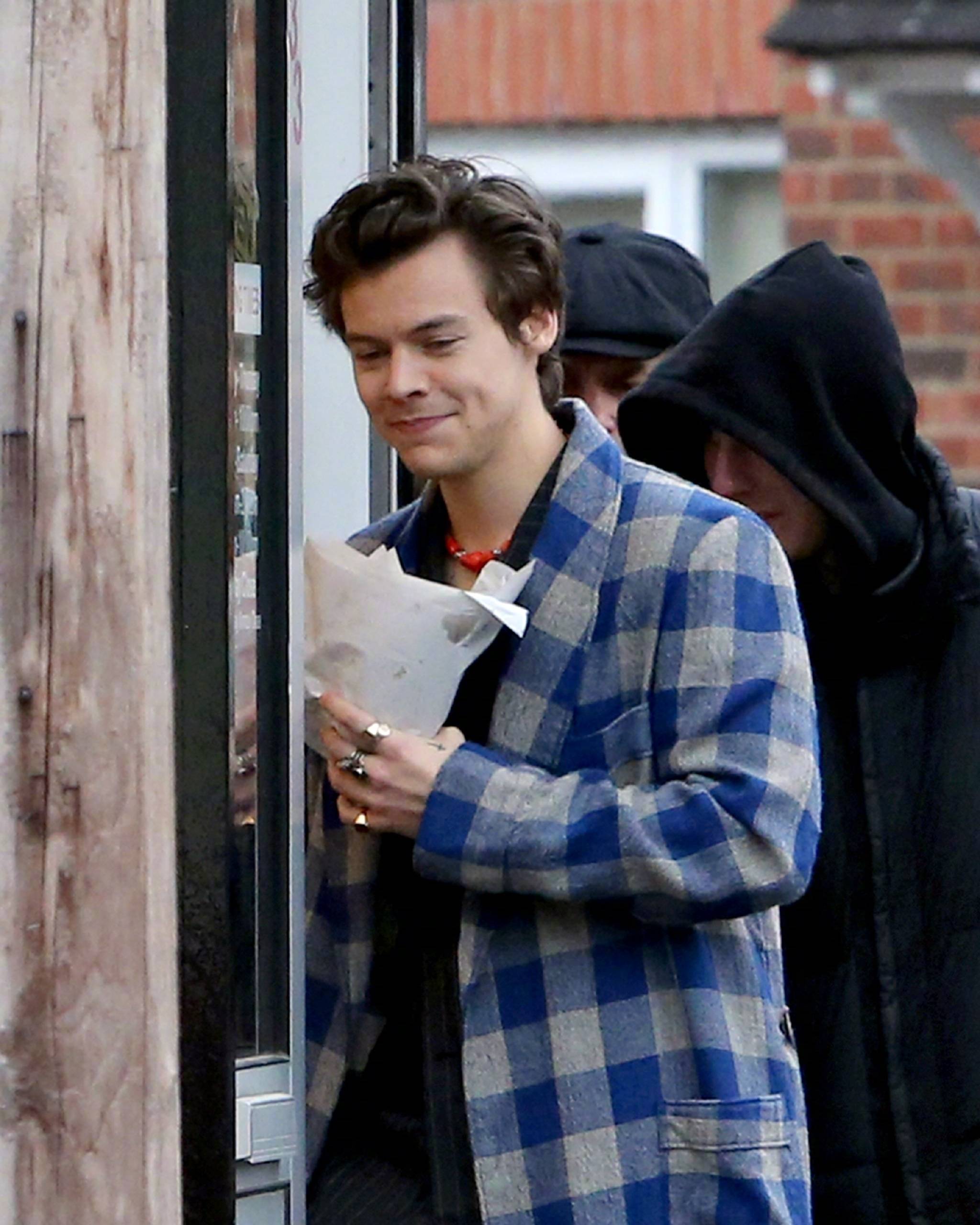 哈卷harry styles上周日在伦敦外出工作的街拍