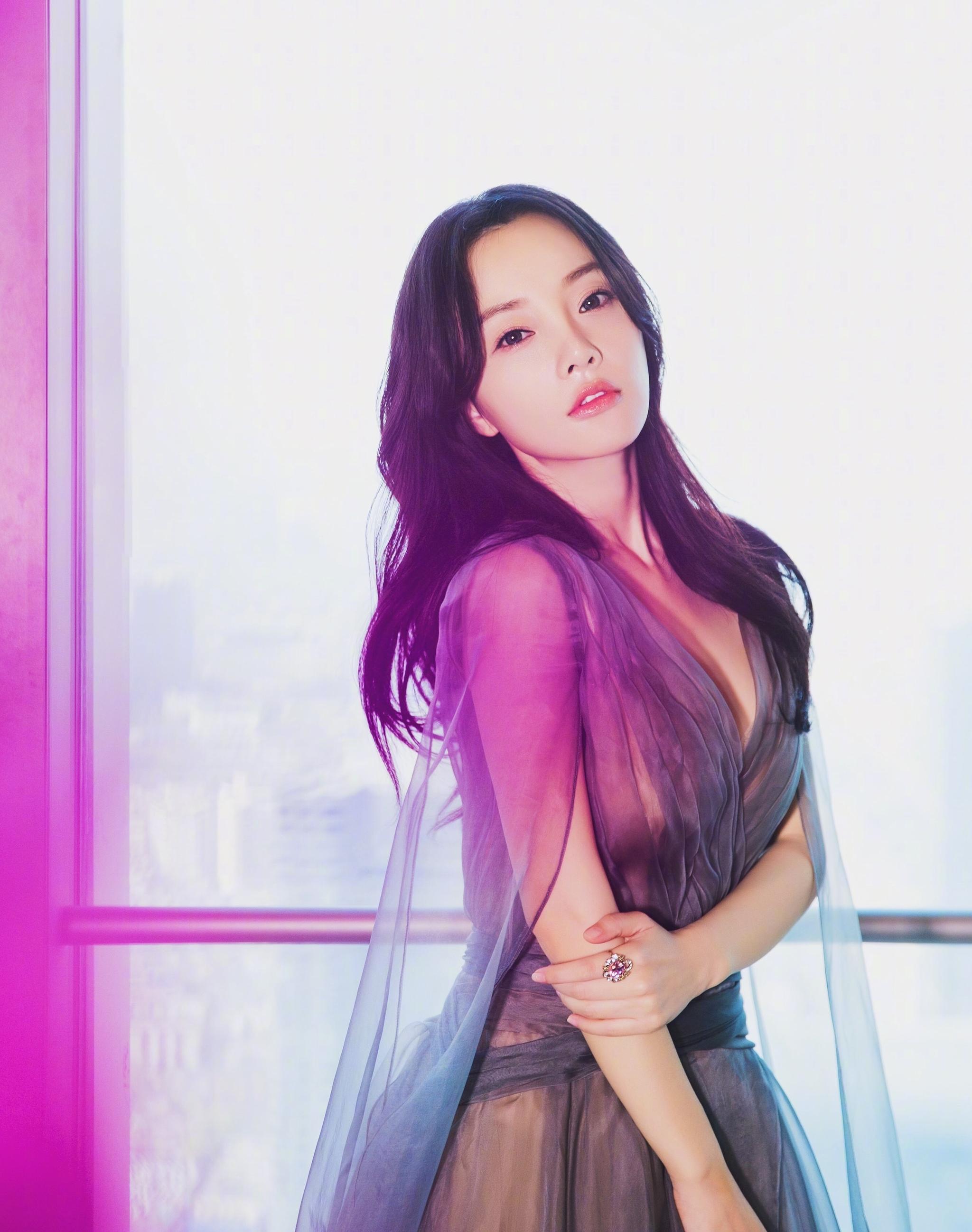 李小璐风波后首现身接甜馨放学,面露微笑,而贾乃亮却很低迷