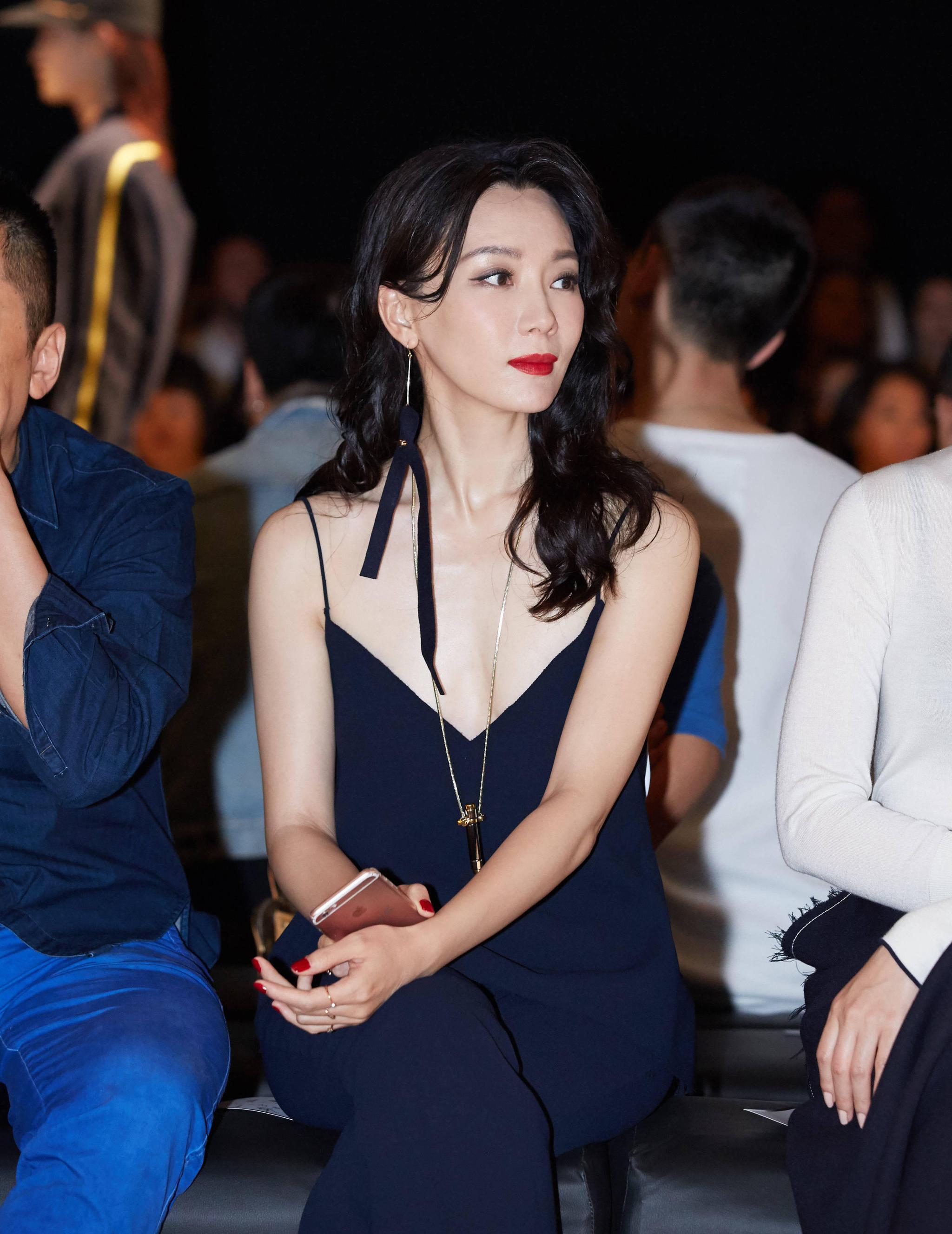 40岁的陈数黑色吊带真空出席引轰动,皮肤白皙到发光