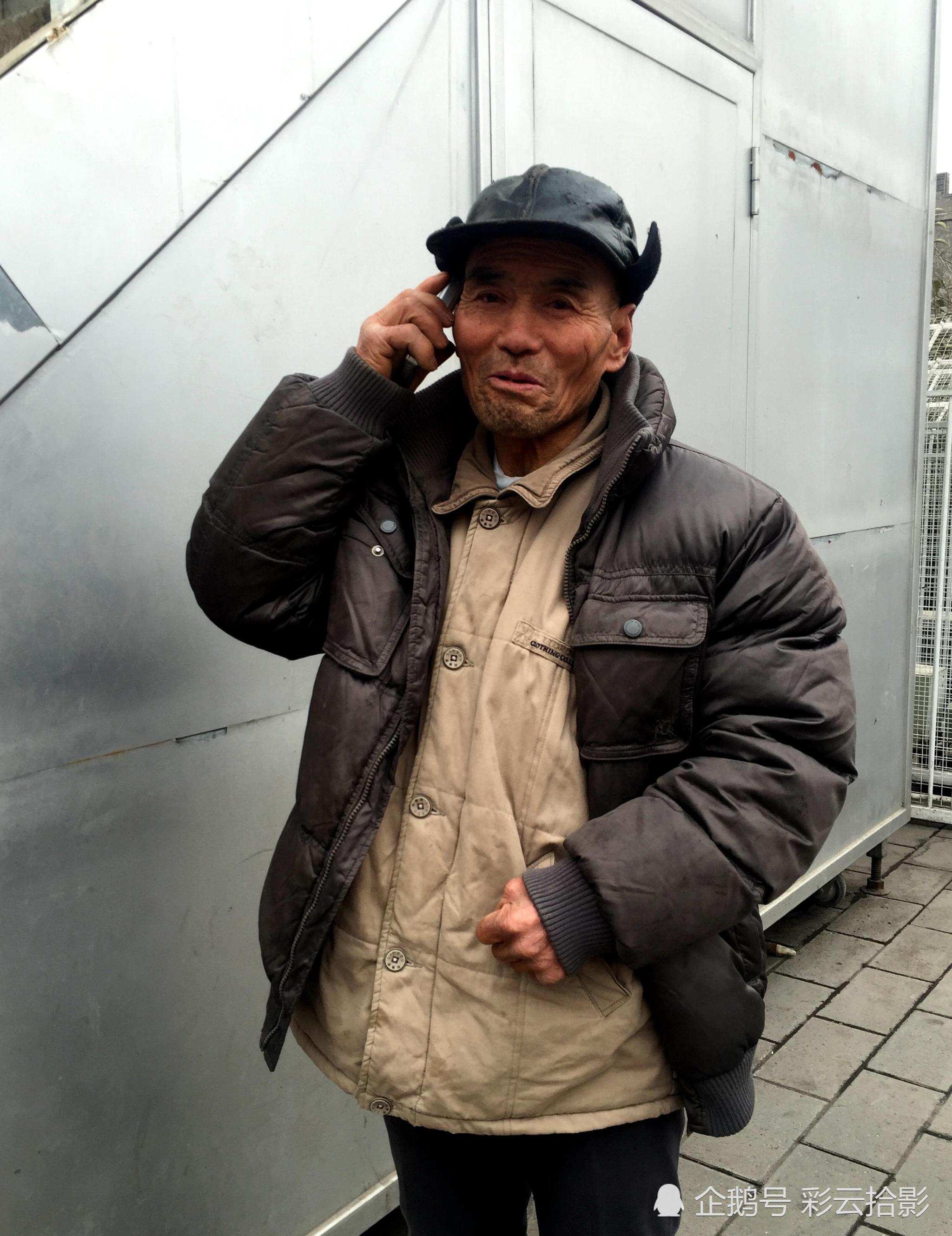 68岁老人探望十年未见的儿孙 带的家乡醋