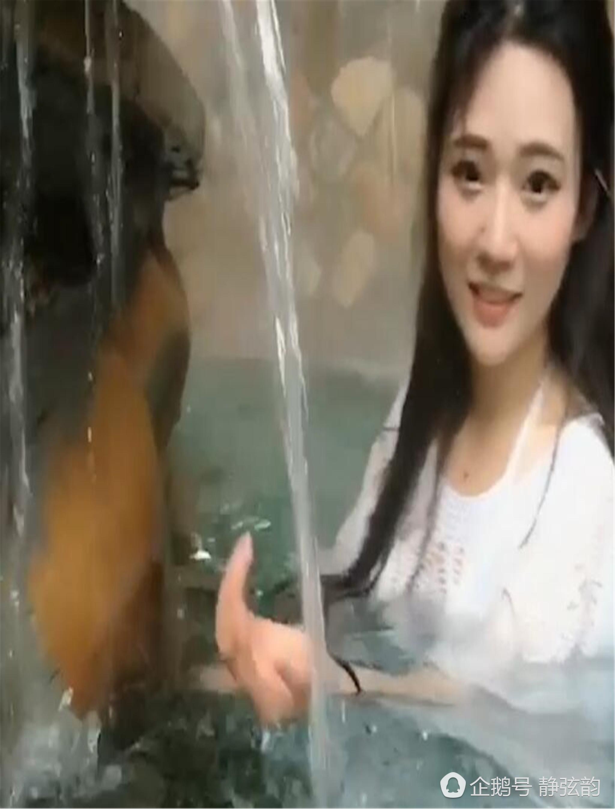 96后女子在温泉洗澡,一个动作让网友骚动,闺蜜:有人娶吗?