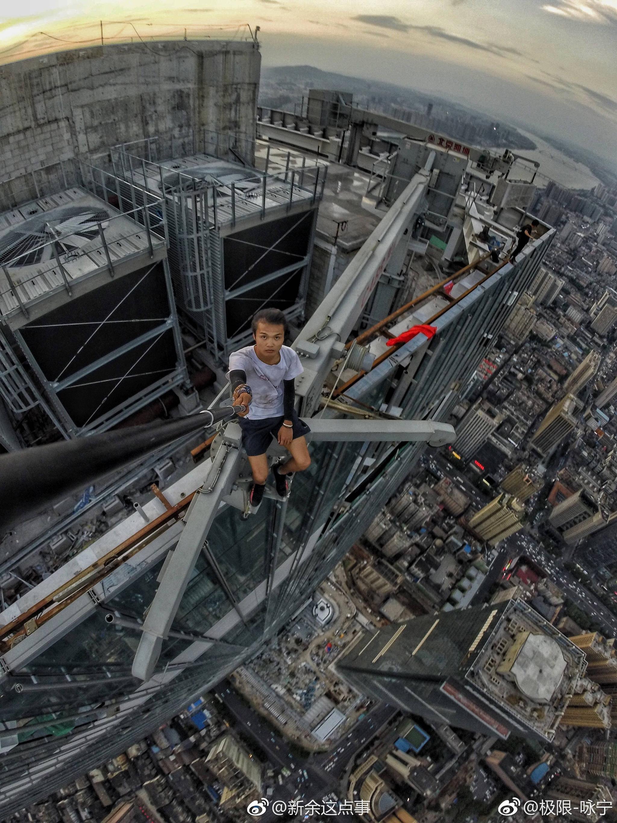 国内高空挑战第一人失手坠楼 其女友证实其死亡[蜡烛]