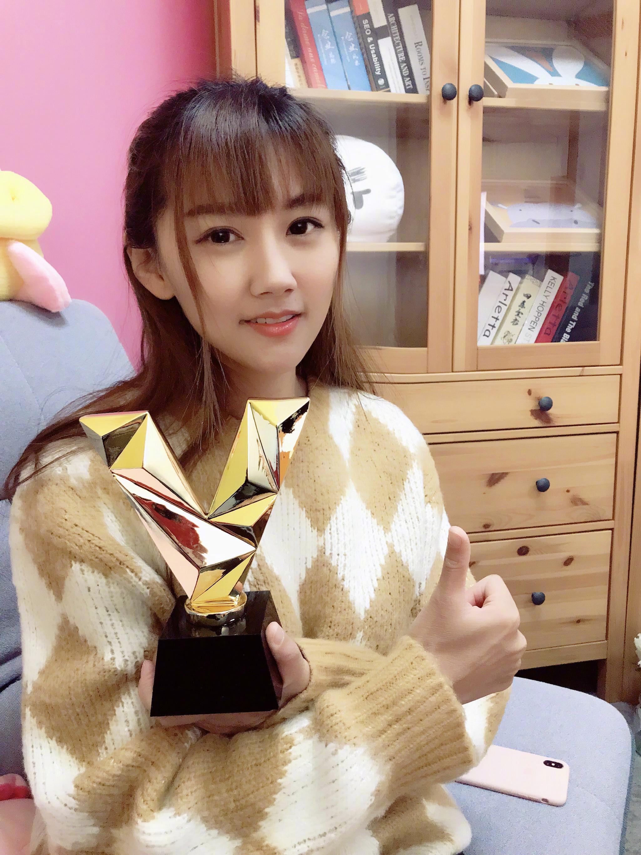 lol小苍晒美照 网友:都快40了还保养得那么好