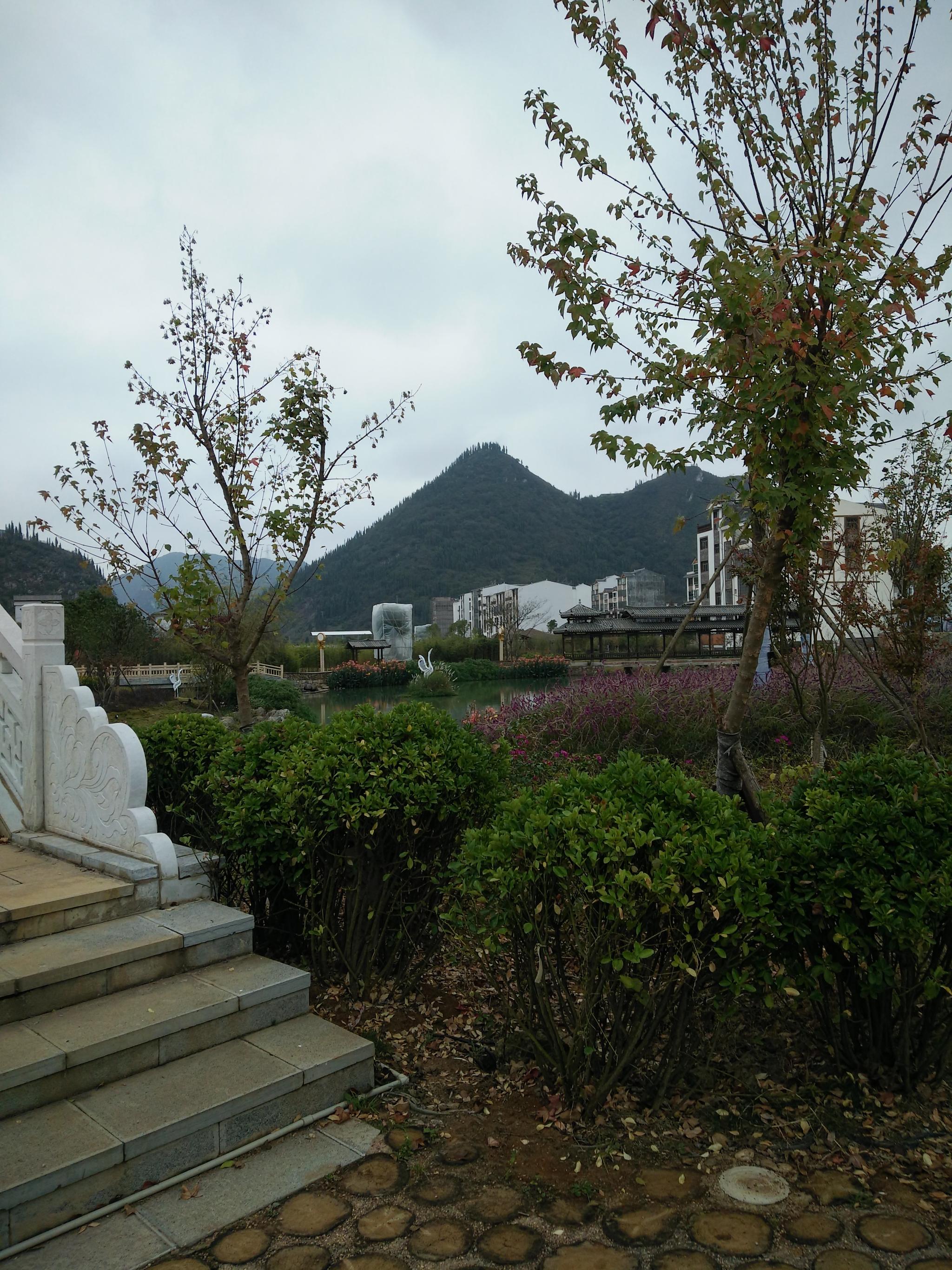 黔西南兴仁屯脚风光景秀气候宜人美女舞蹈