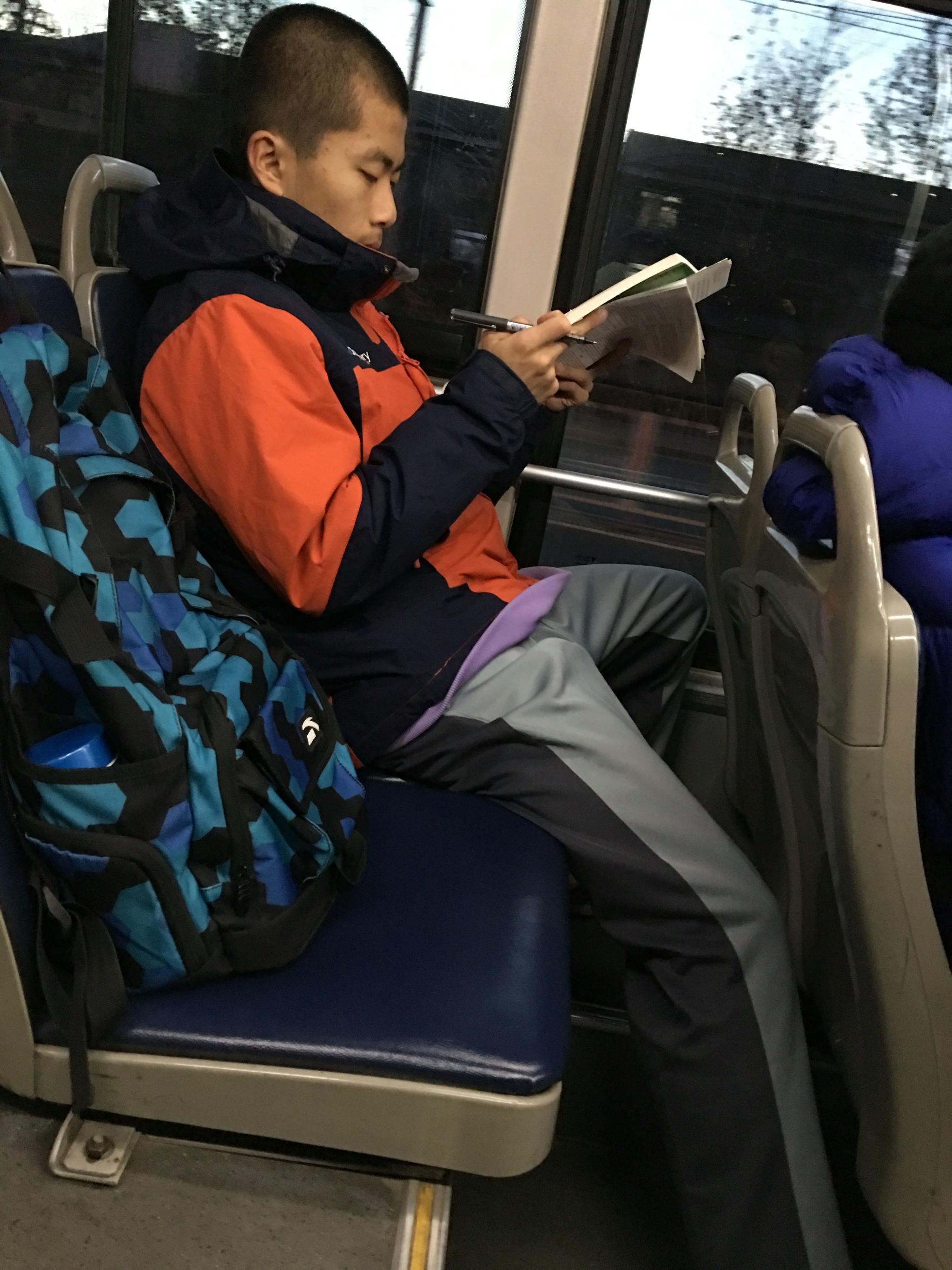 公交车上一学生全程写作业,我们还有什么理由不努力