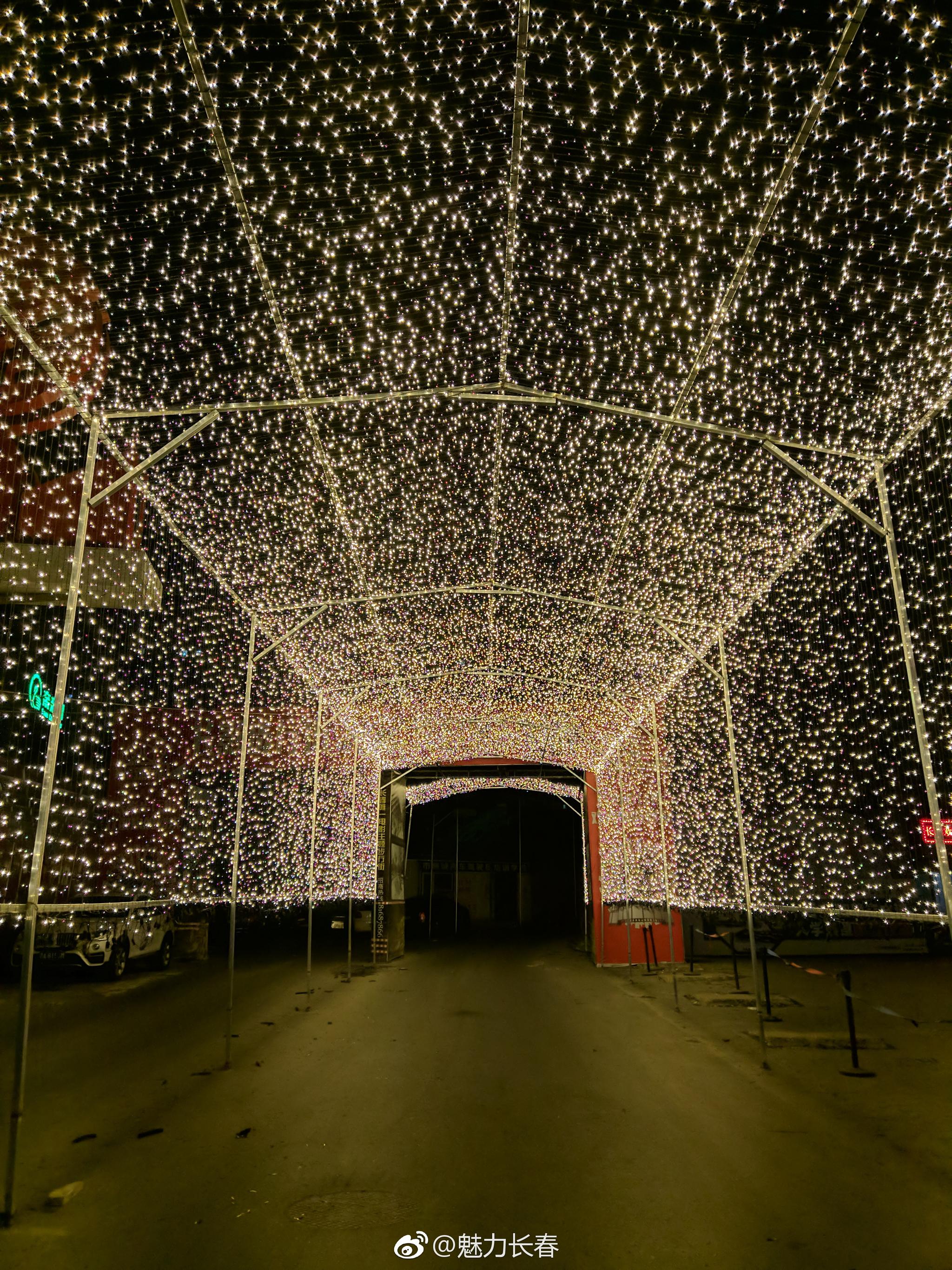 长影街上也有时光隧道景观灯啦