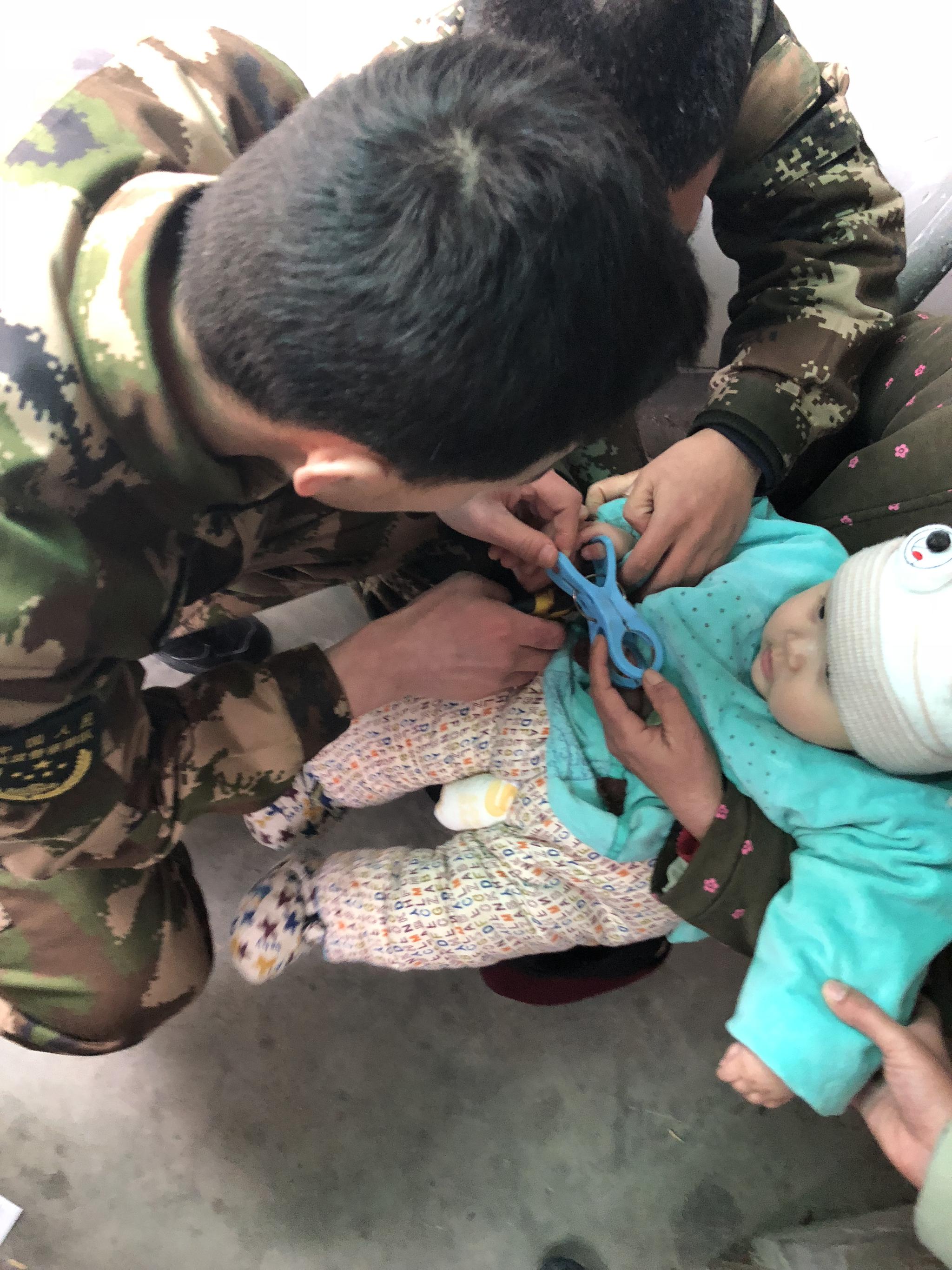 小孩子手被卡进衣服夹子的洞口里 消防官兵紧急救援