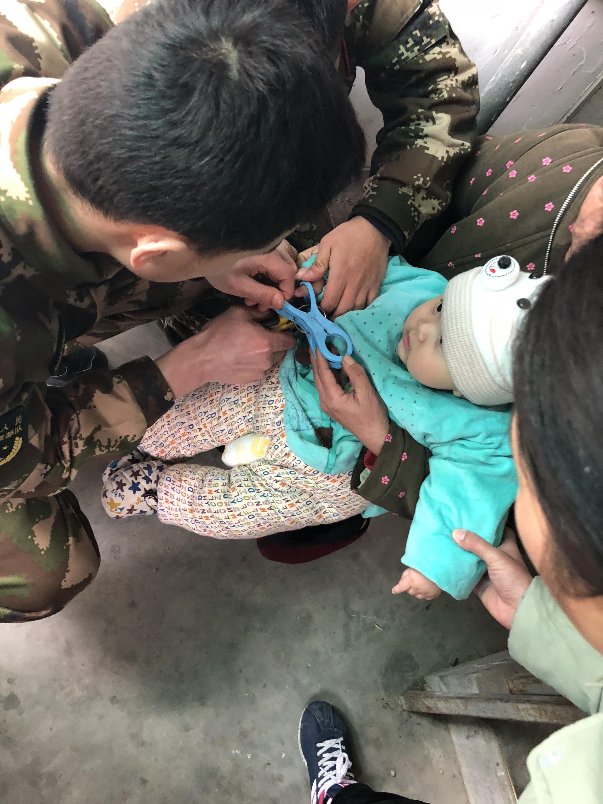 小孩子手被卡进衣服夹子的洞口里 消防官兵紧急救援