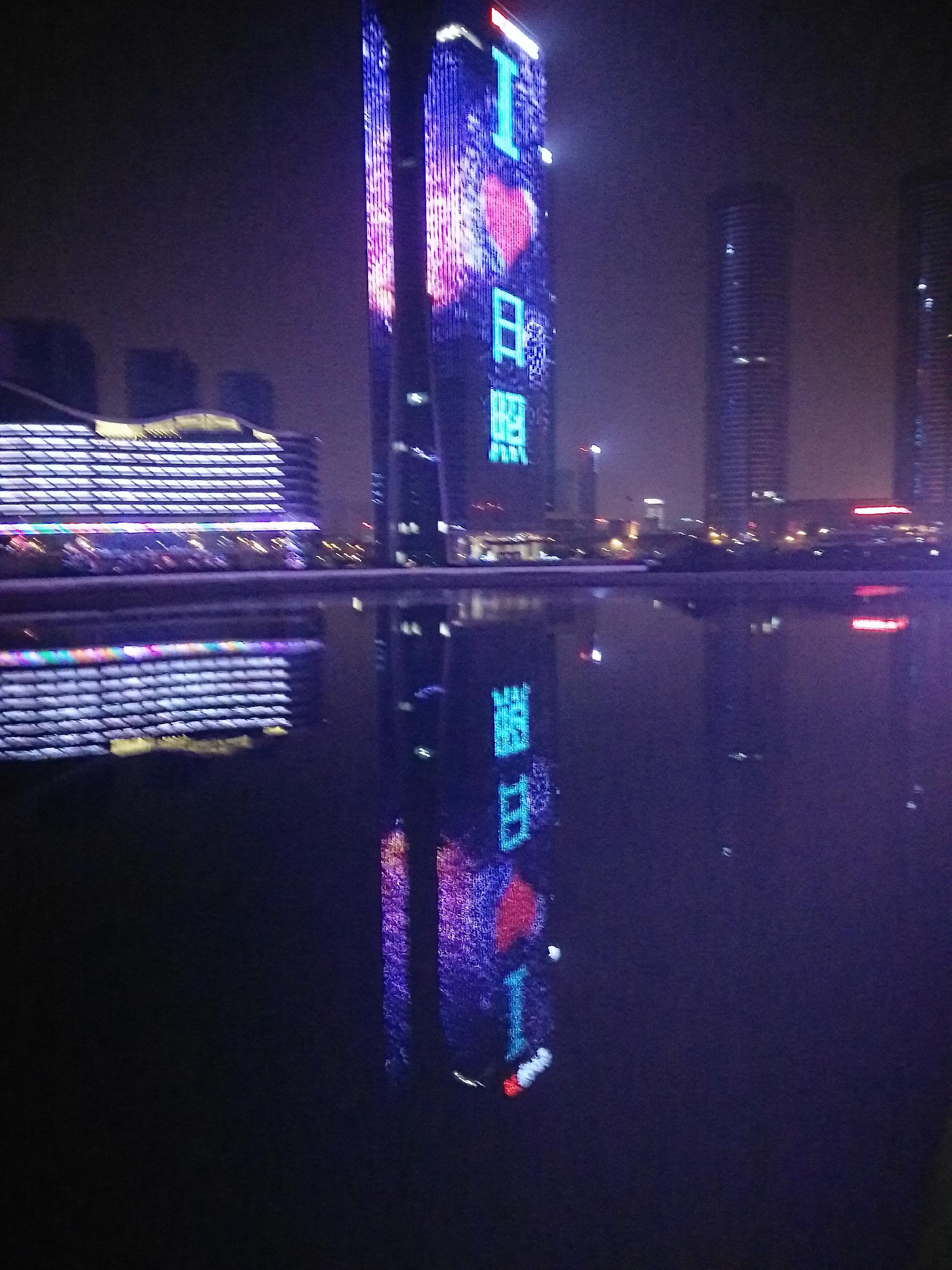 夜日照大海边一个人游荡