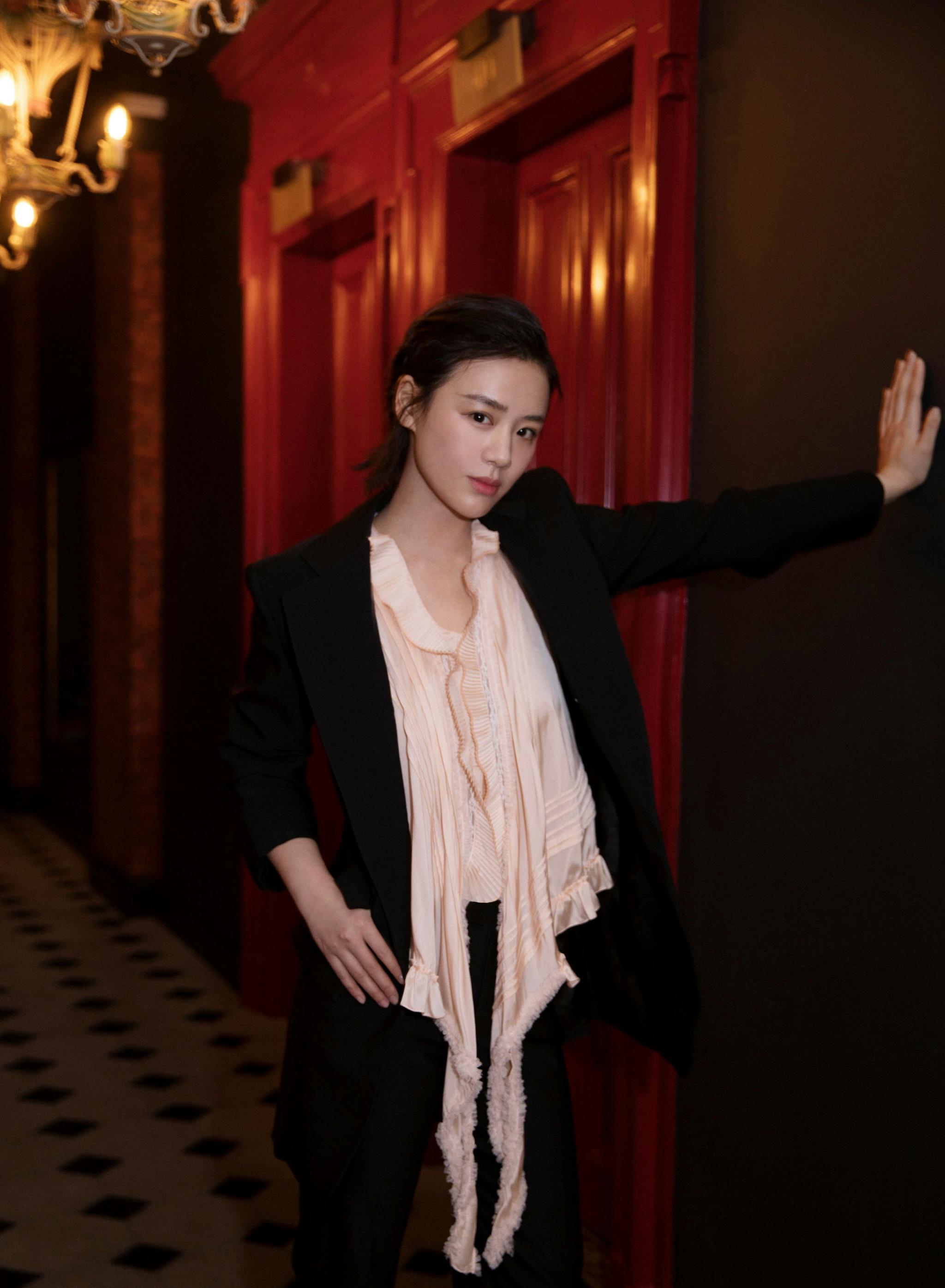 双手掐腰一身正气凛然的样子特有的霸道女总裁风格