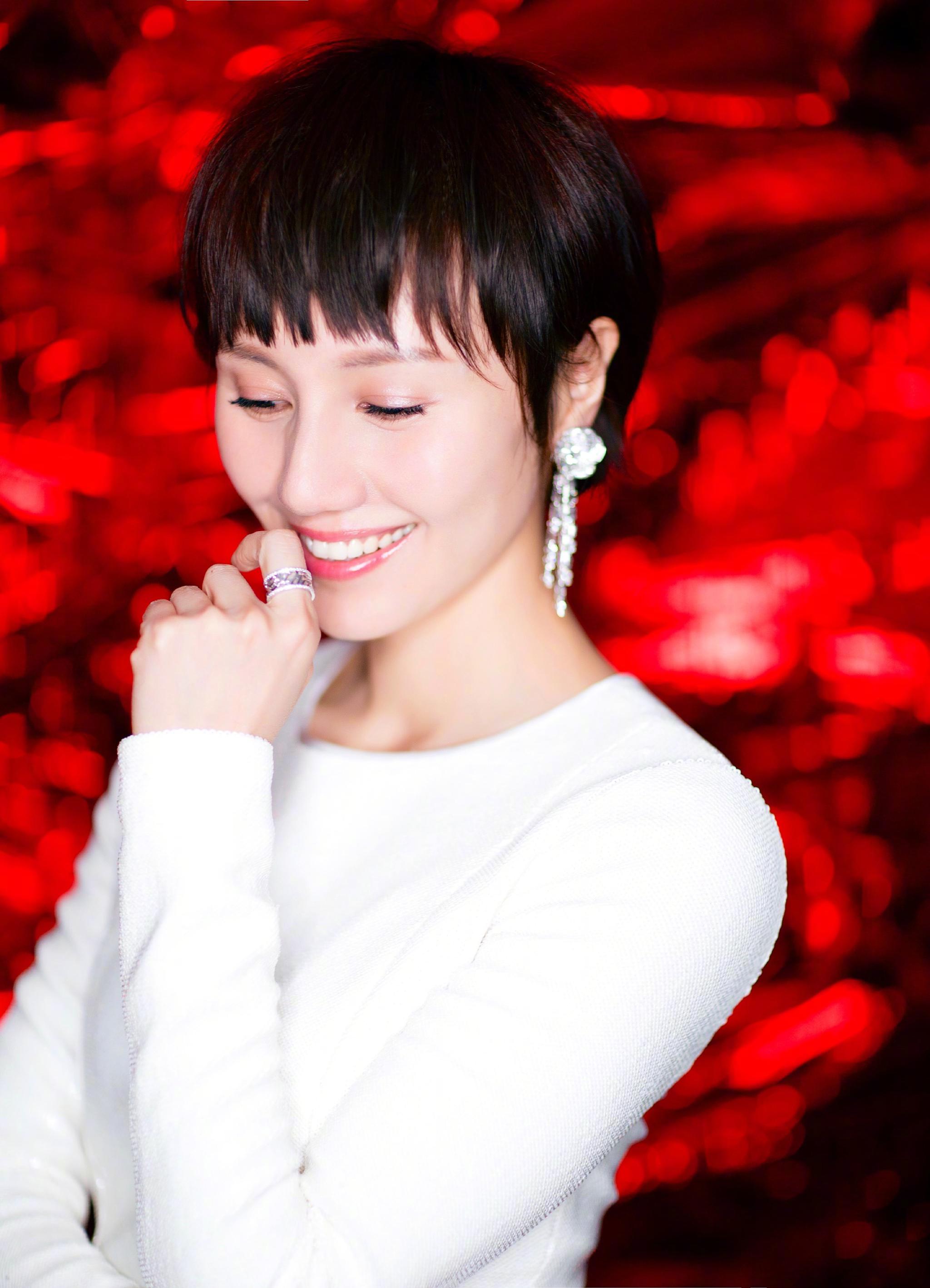 多年学习戏曲功底的袁泉,歌声不亚于职业歌手.