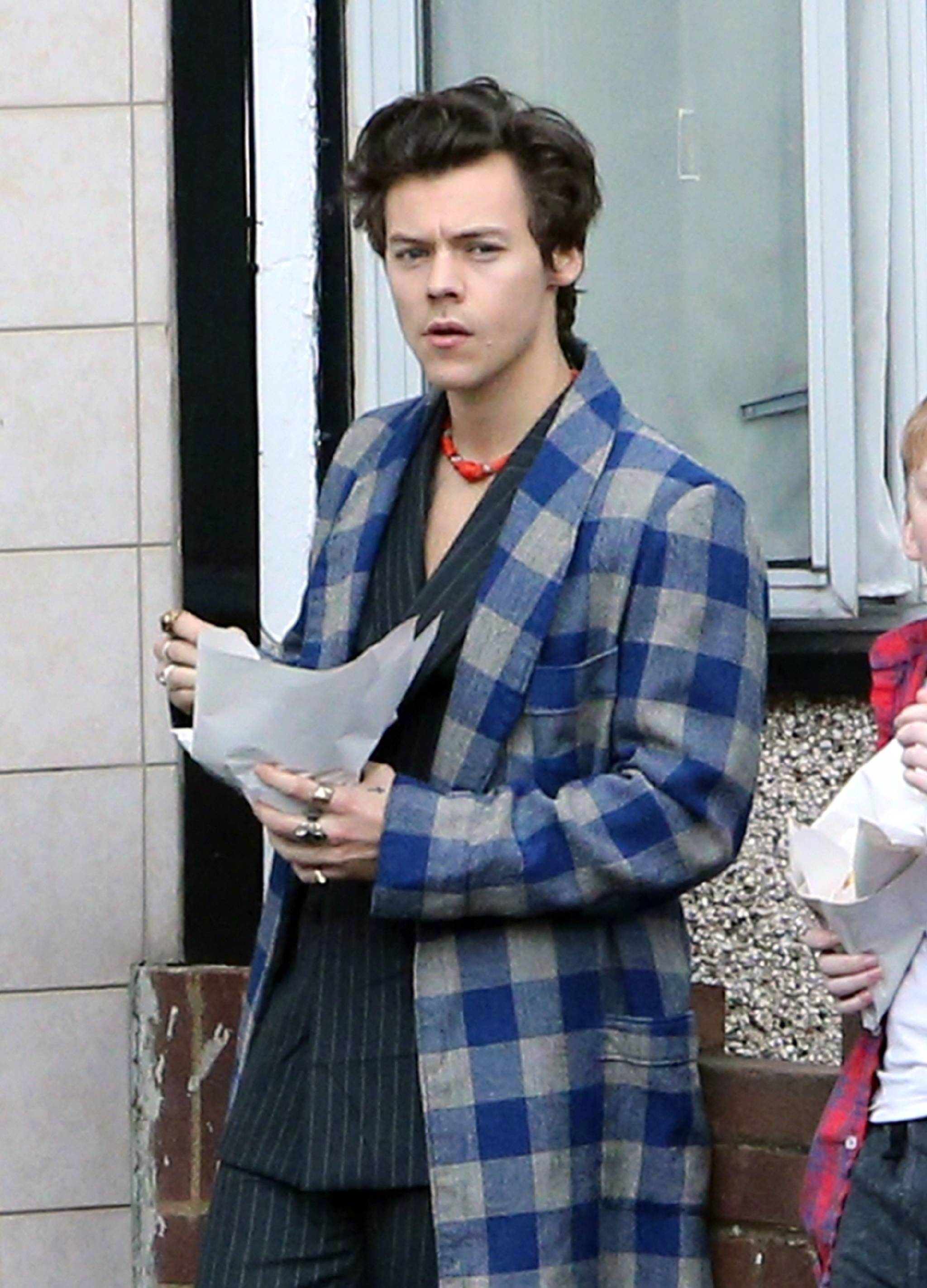 哈卷harry styles上周日在伦敦外出工作的街拍