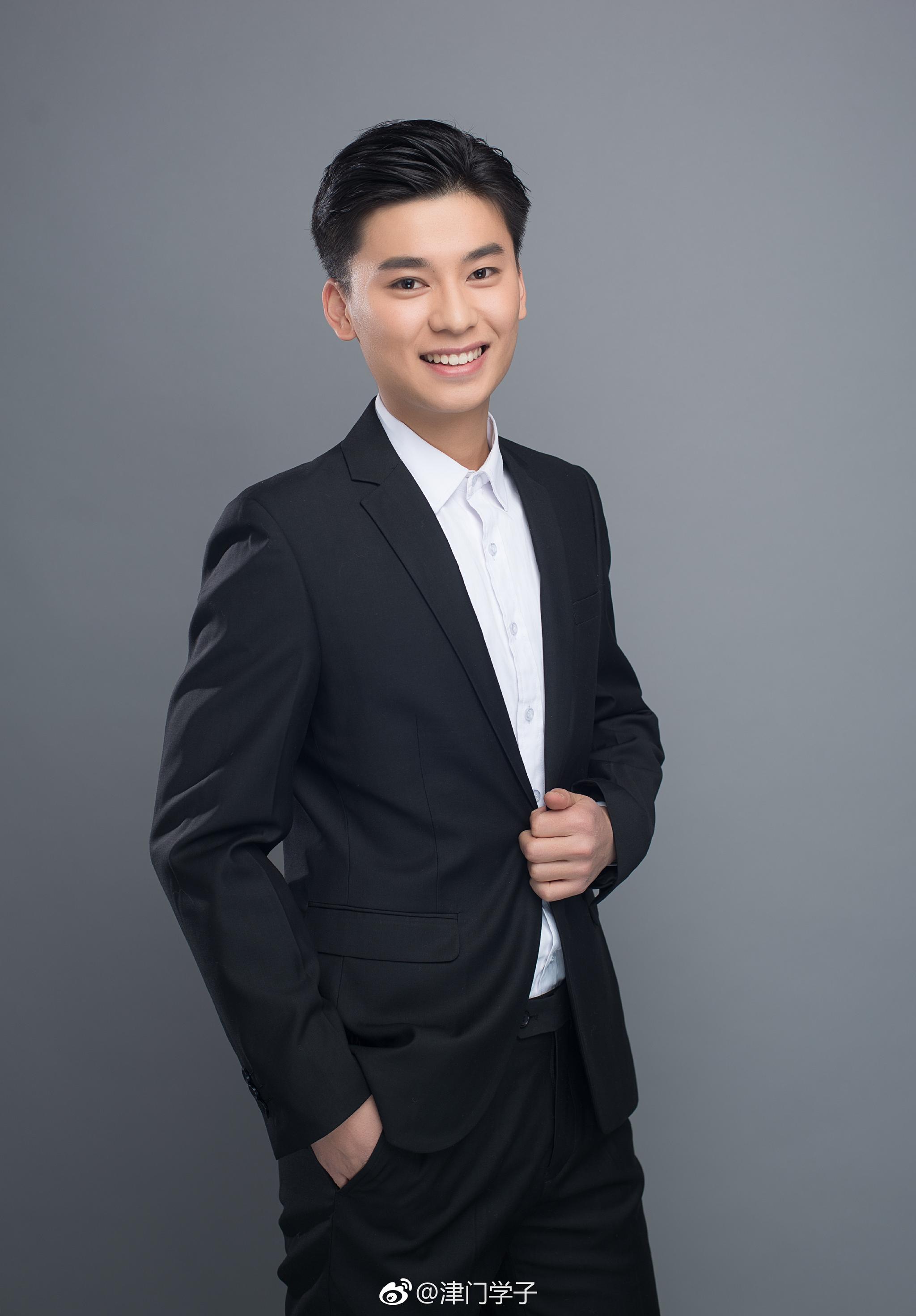 终于在这家照相馆拍到了美丽的证件照[好喜欢]