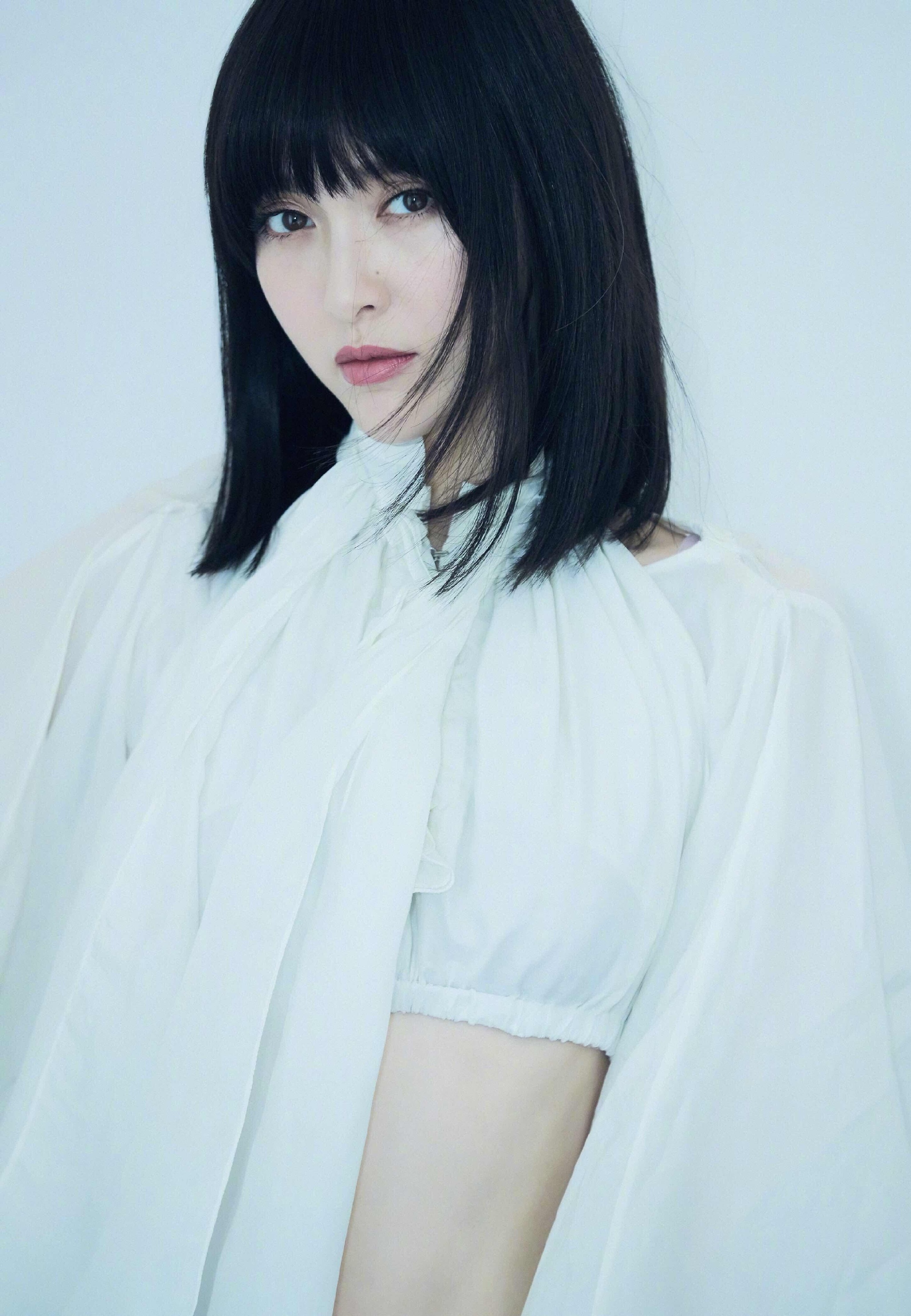 露脐白衬衫黑衣服,唐嫣齐刘海上线,粉丝直呼:被撩上天!