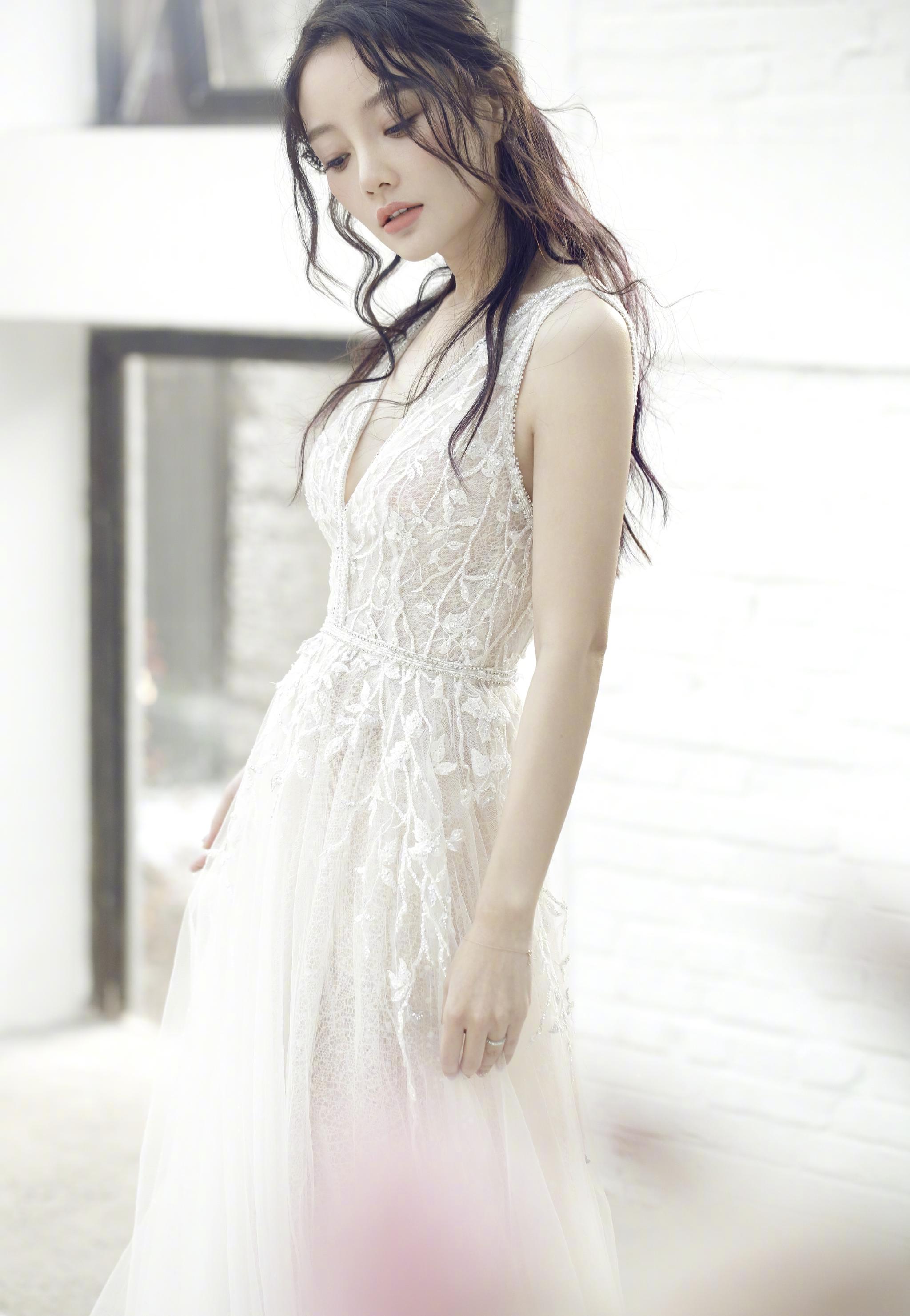 李小璐发两条微博试水成功了?现在开始要拍摄新剧了吗?