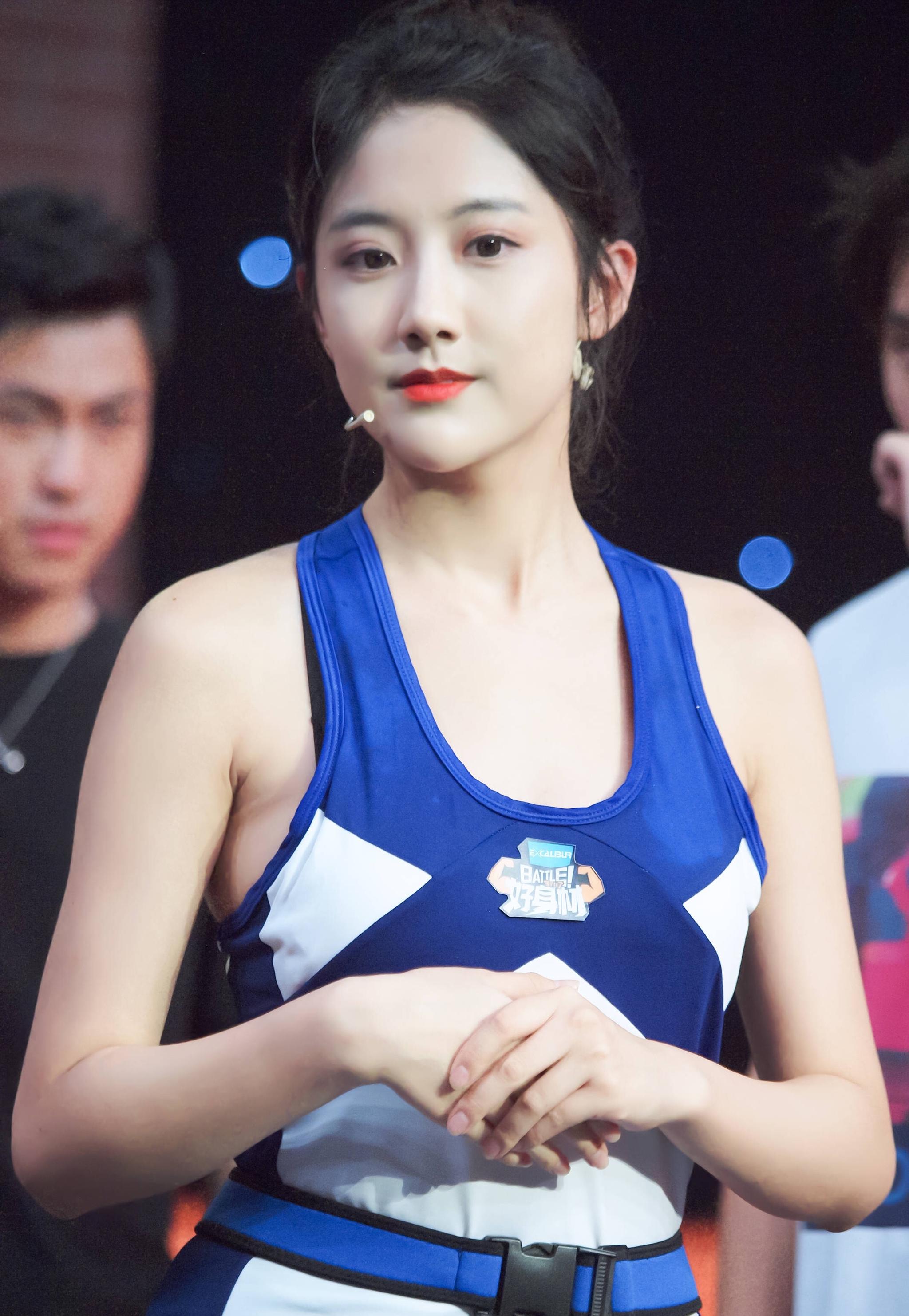 李艺彤节目花絮,运动风格穿搭,小姐姐大秀身材,颜值很美.