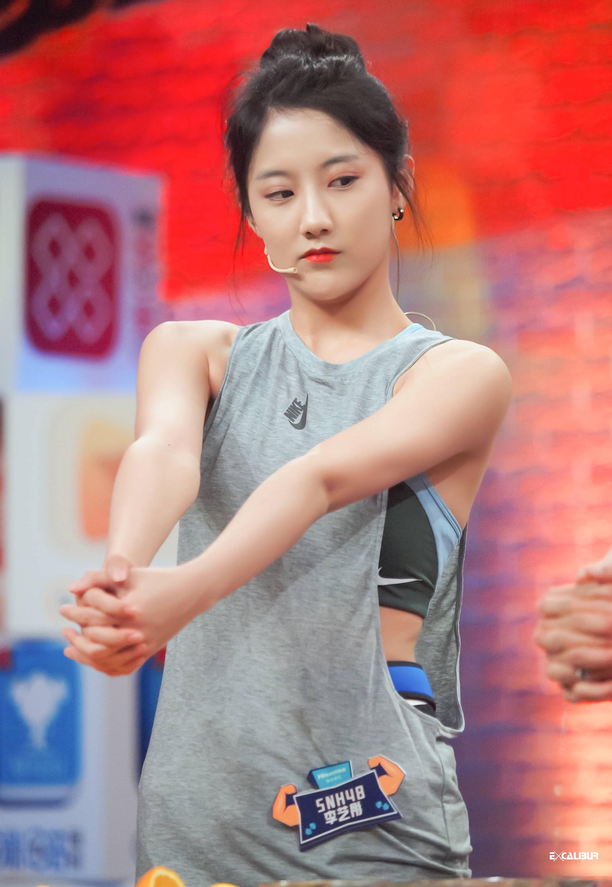 李艺彤节目花絮,运动风格穿搭,小姐姐大秀身材,颜值很美.