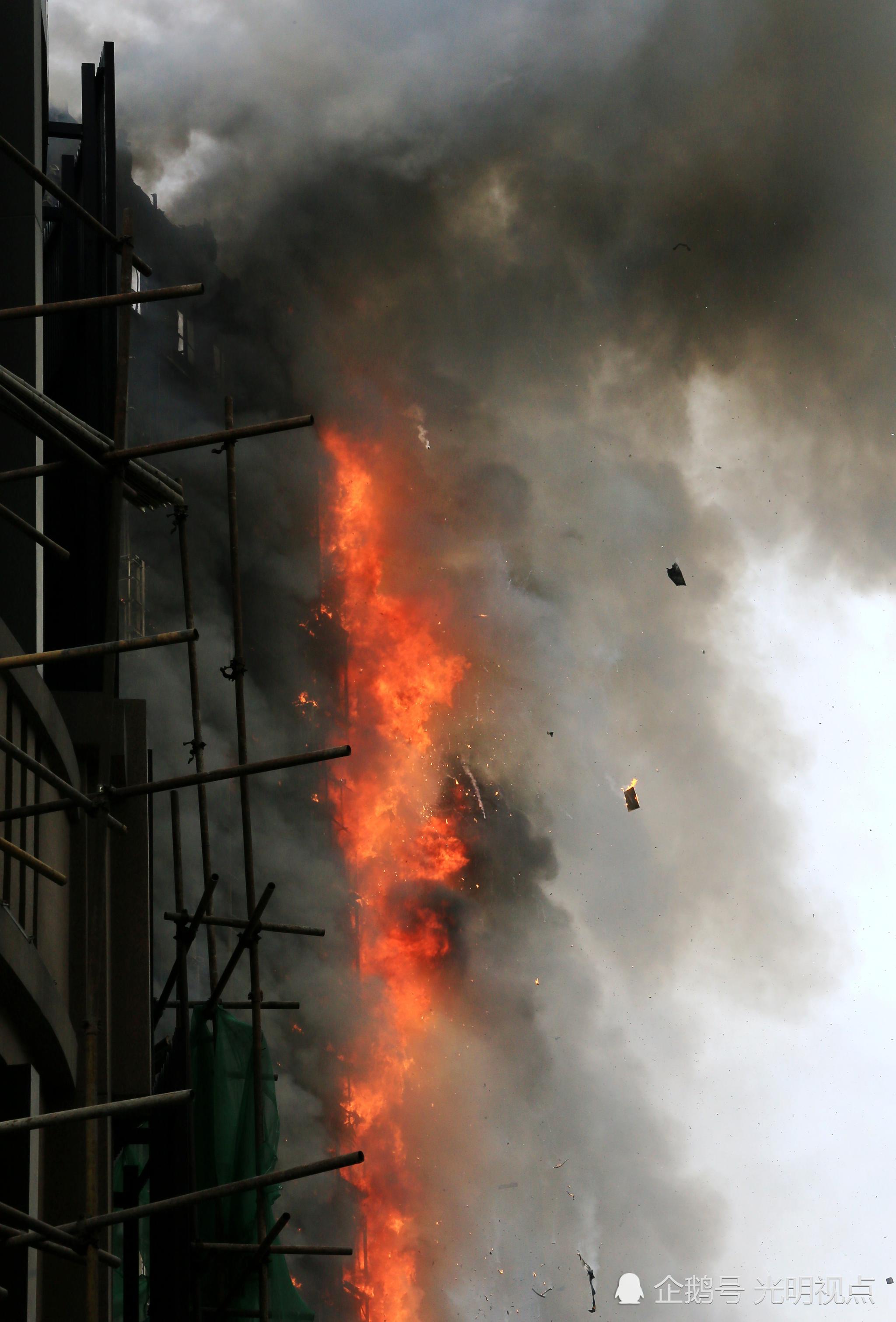郑州一写字楼突发大火黑烟飘起十几层楼高 消防启用直升机灭火
