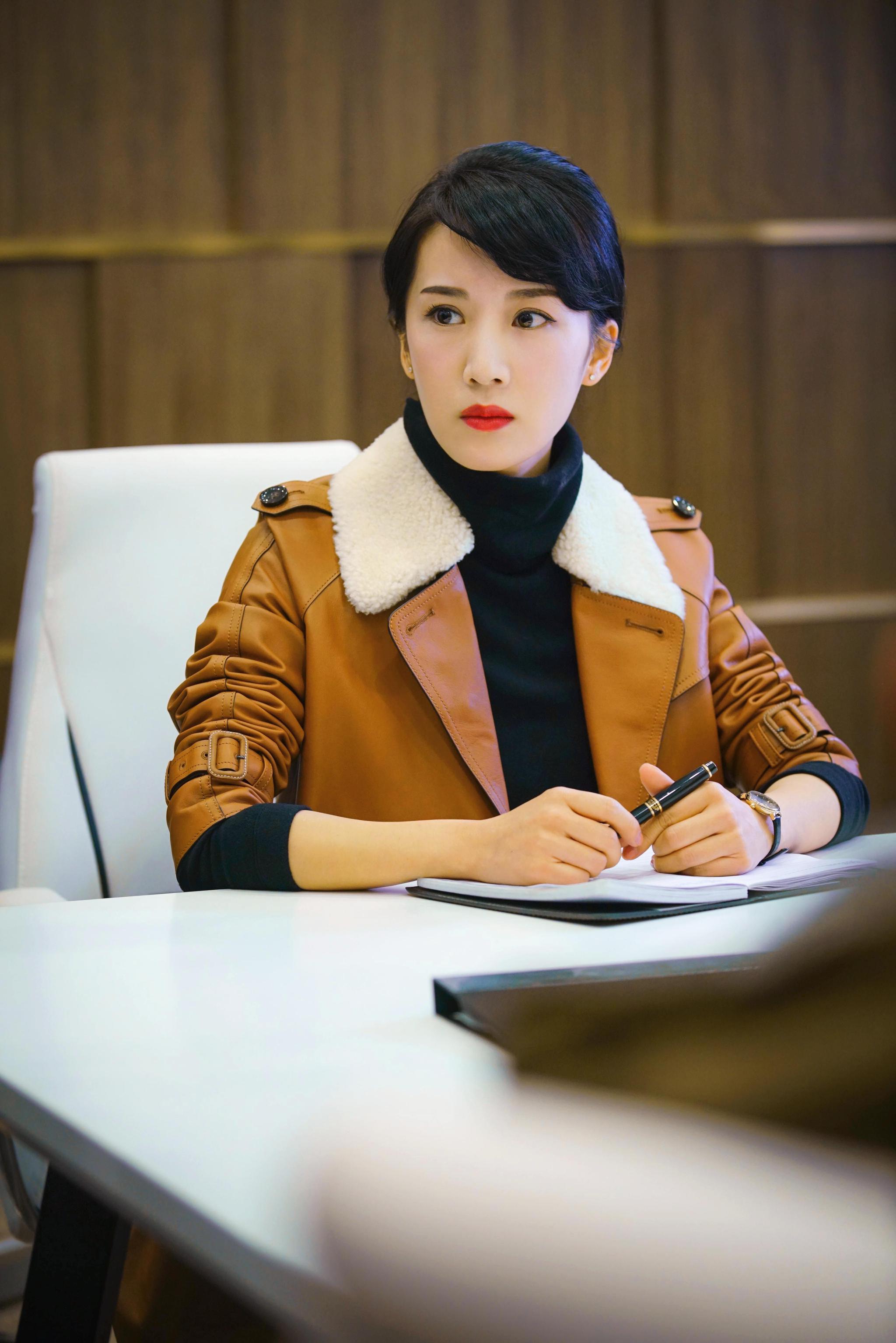 《大浦东》情人节杀青 李念青涩造型自嘲"包子脸"