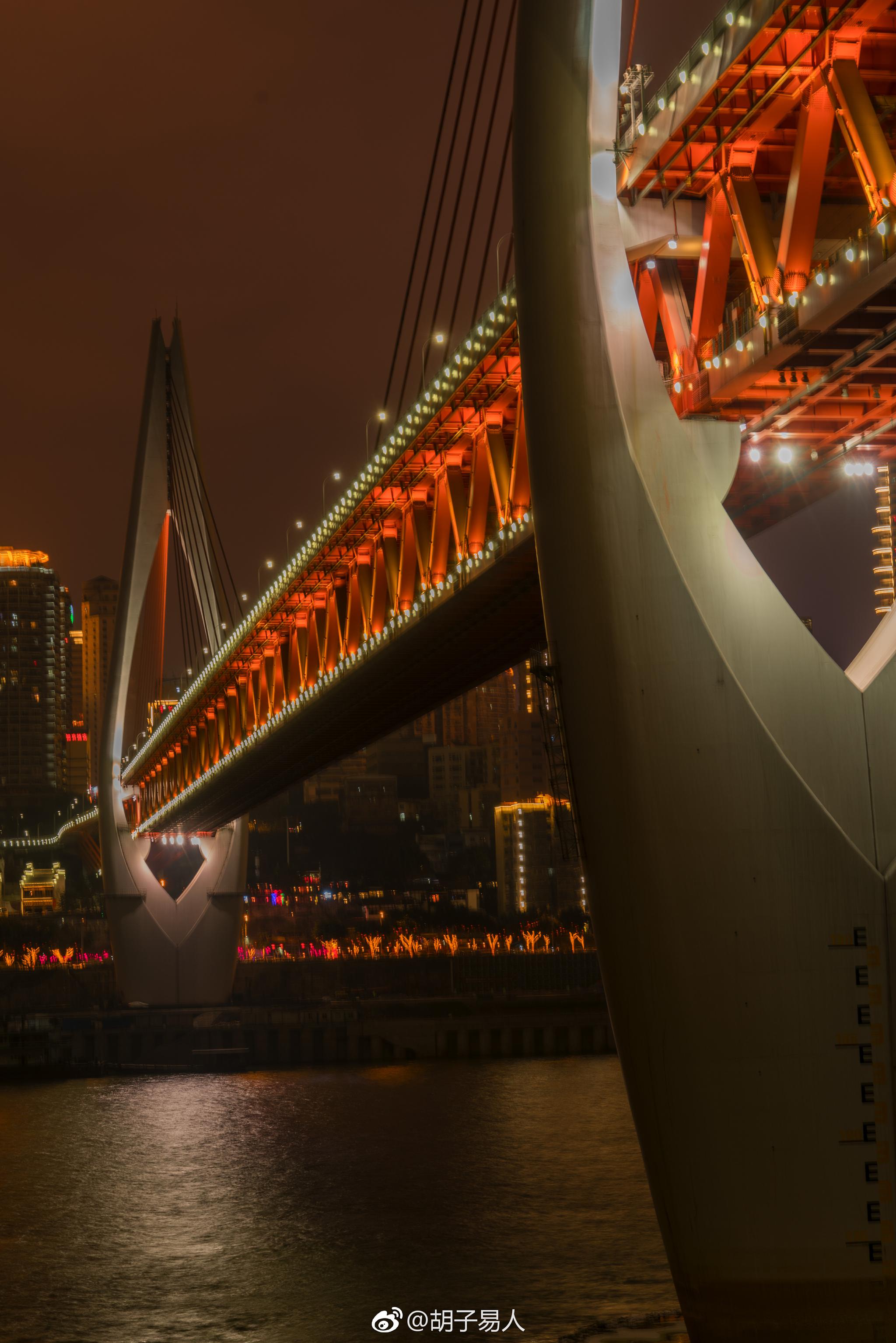 重庆东水门大桥位于重庆市,连接渝中与南岸两地