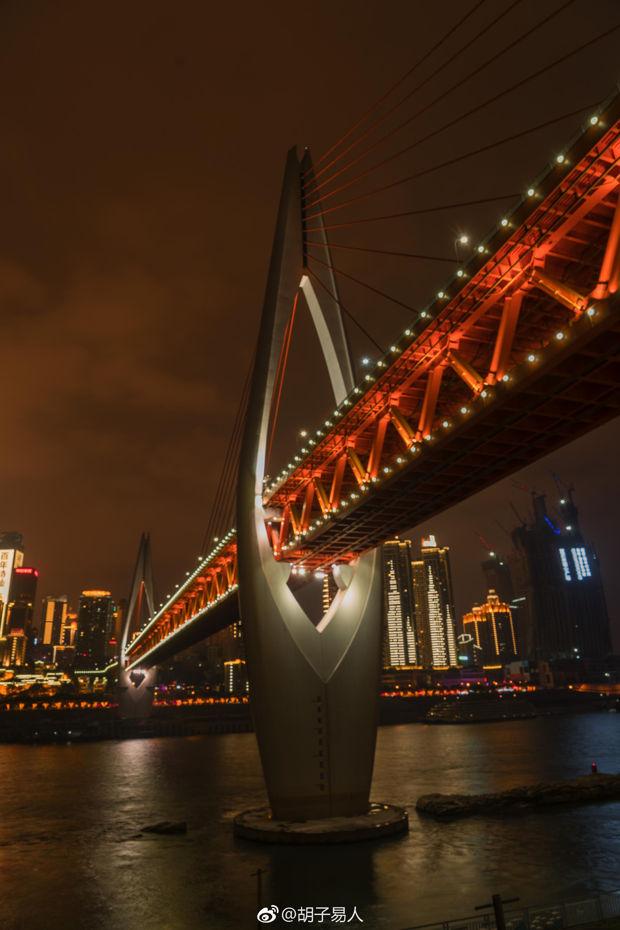 重庆东水门大桥位于重庆市,连接渝中与南岸两地