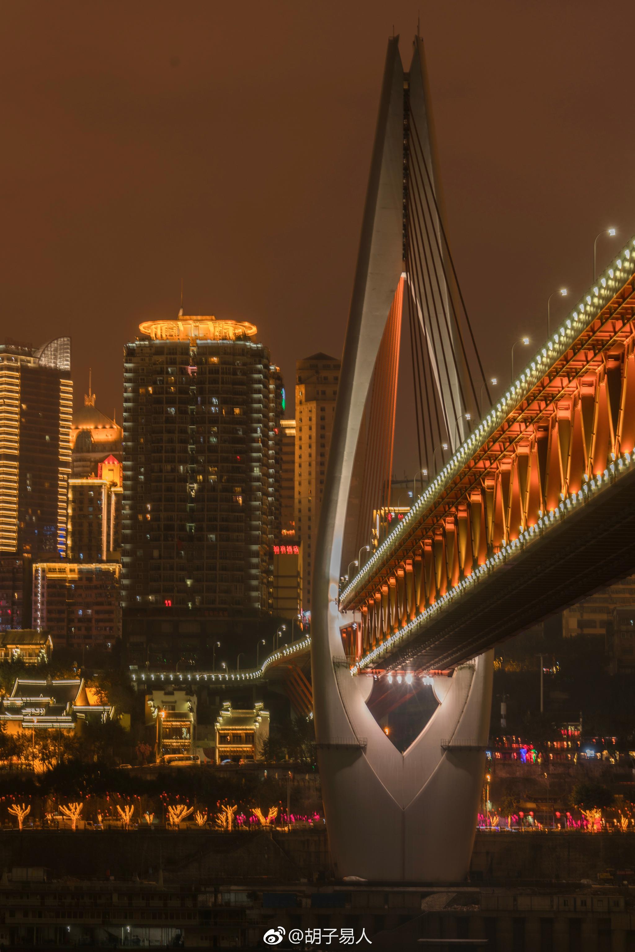 重庆东水门大桥位于重庆市,连接渝中与南岸两地