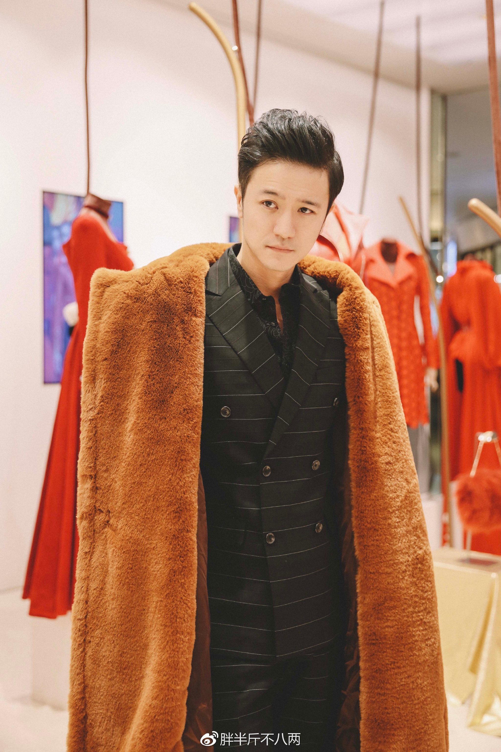 演员白一弘跨足时尚圈, 帅气温暖魅力尽显