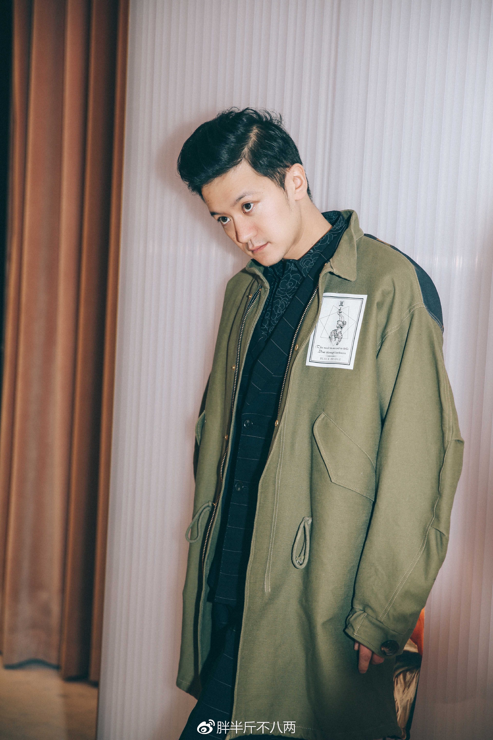 演员白一弘跨足时尚圈, 帅气温暖魅力尽显