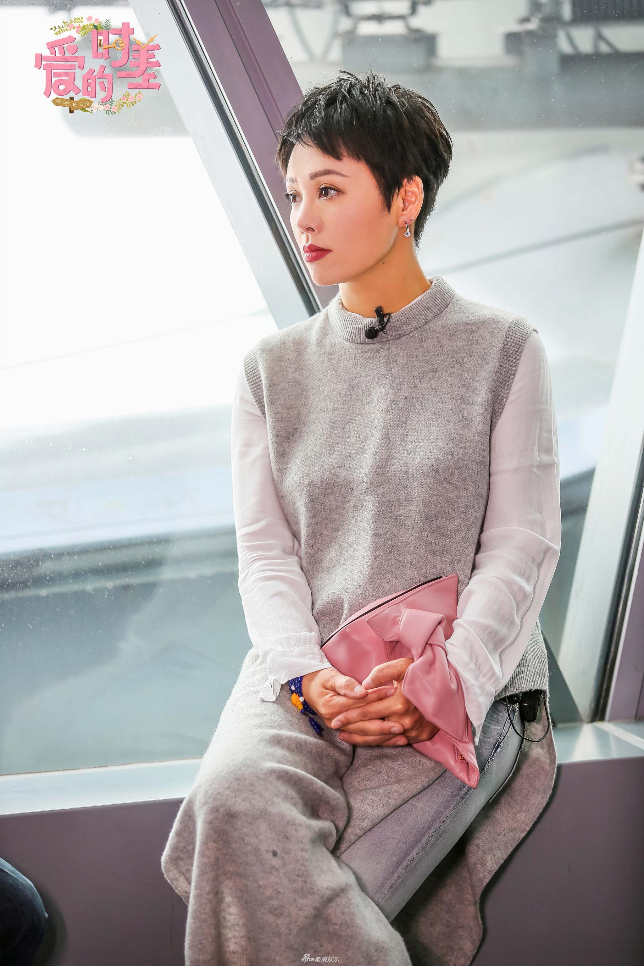 组图:宁静短发率性妆容精致 穿休闲装轻松随意状态好