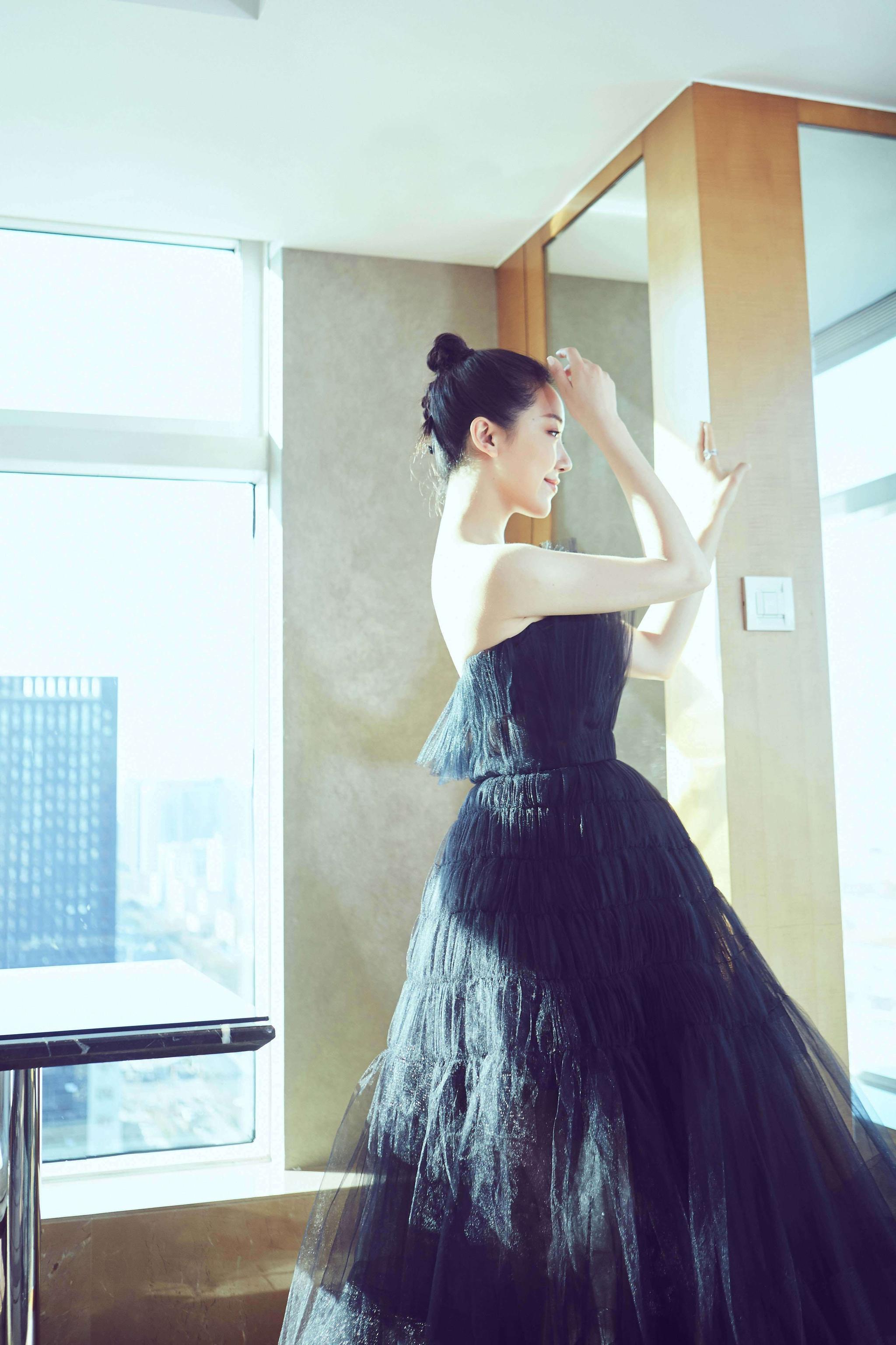 菅纫姿亮相国剧盛典 "黑天鹅"造型灵动不失优雅|国