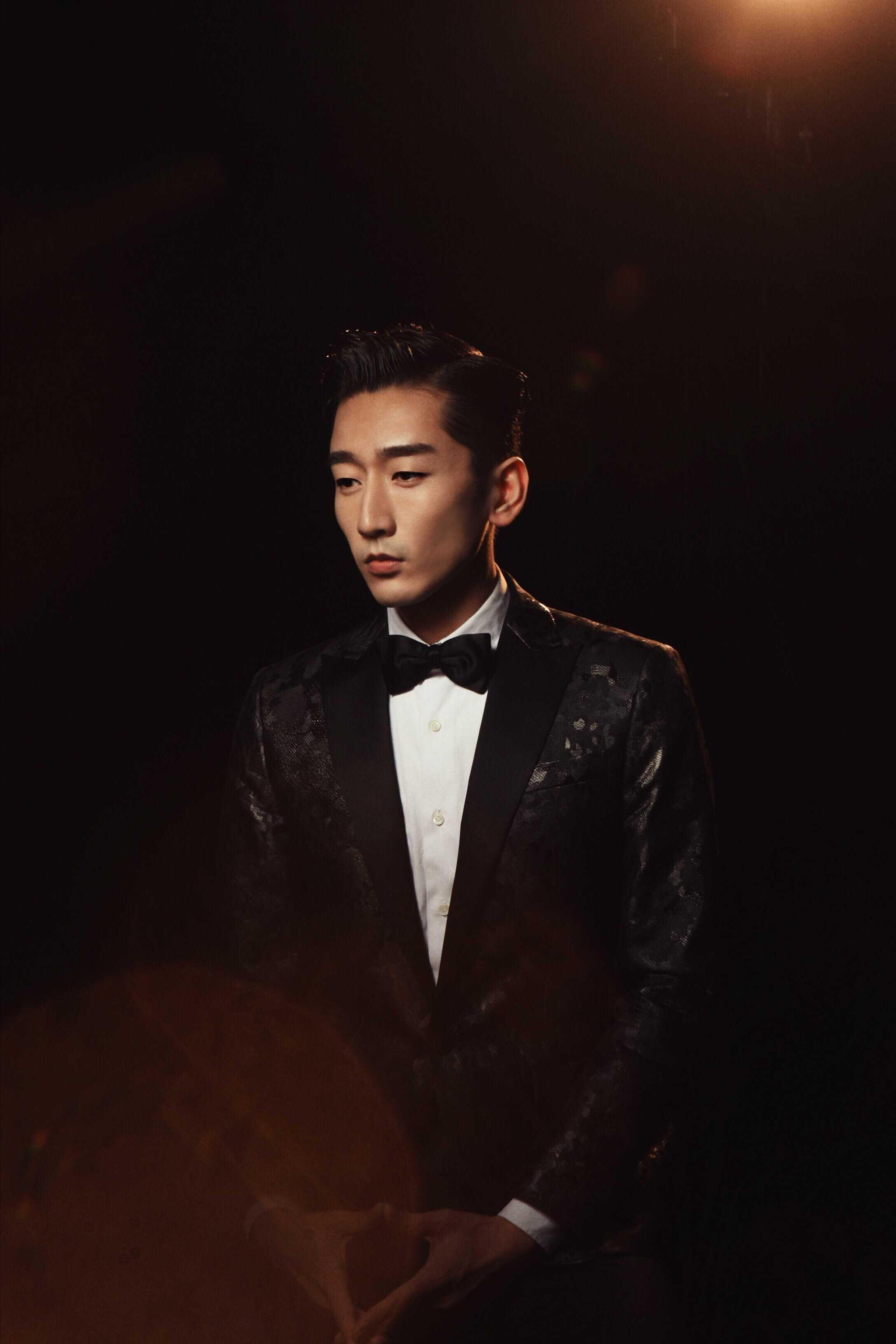 韩旭曝光写真,光影交叠,凛冽迷人,被赞高级脸