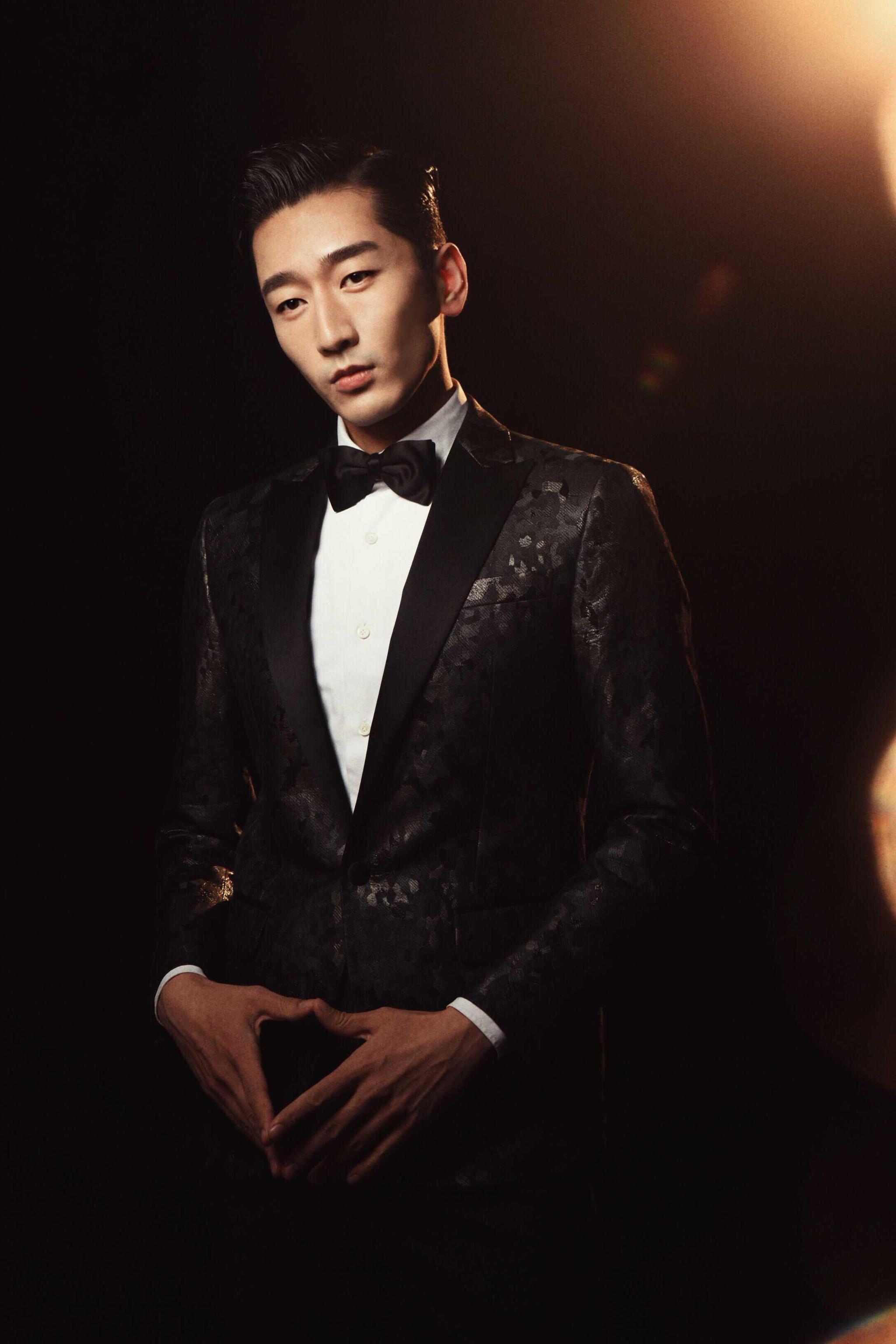 韩旭曝光写真,光影交叠,凛冽迷人,被赞高级脸