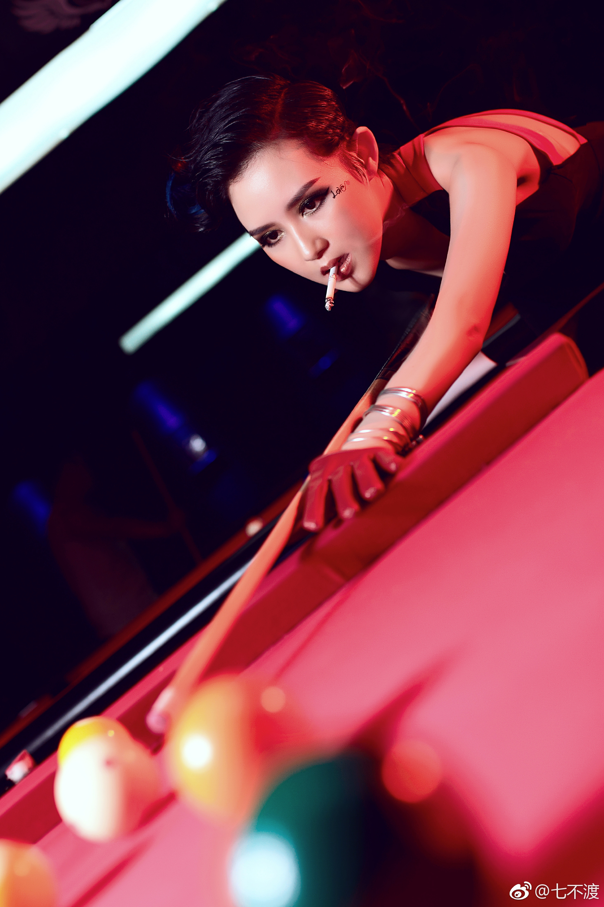 一组在桌球室拍的灯片女孩就这么酷酷的就很好