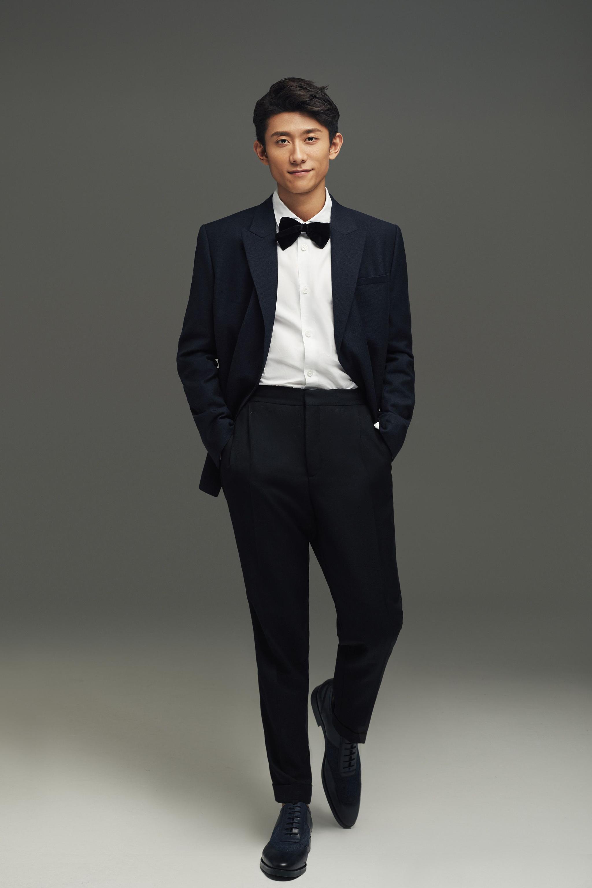 外搭一套黑色西装,笔挺又沉稳.