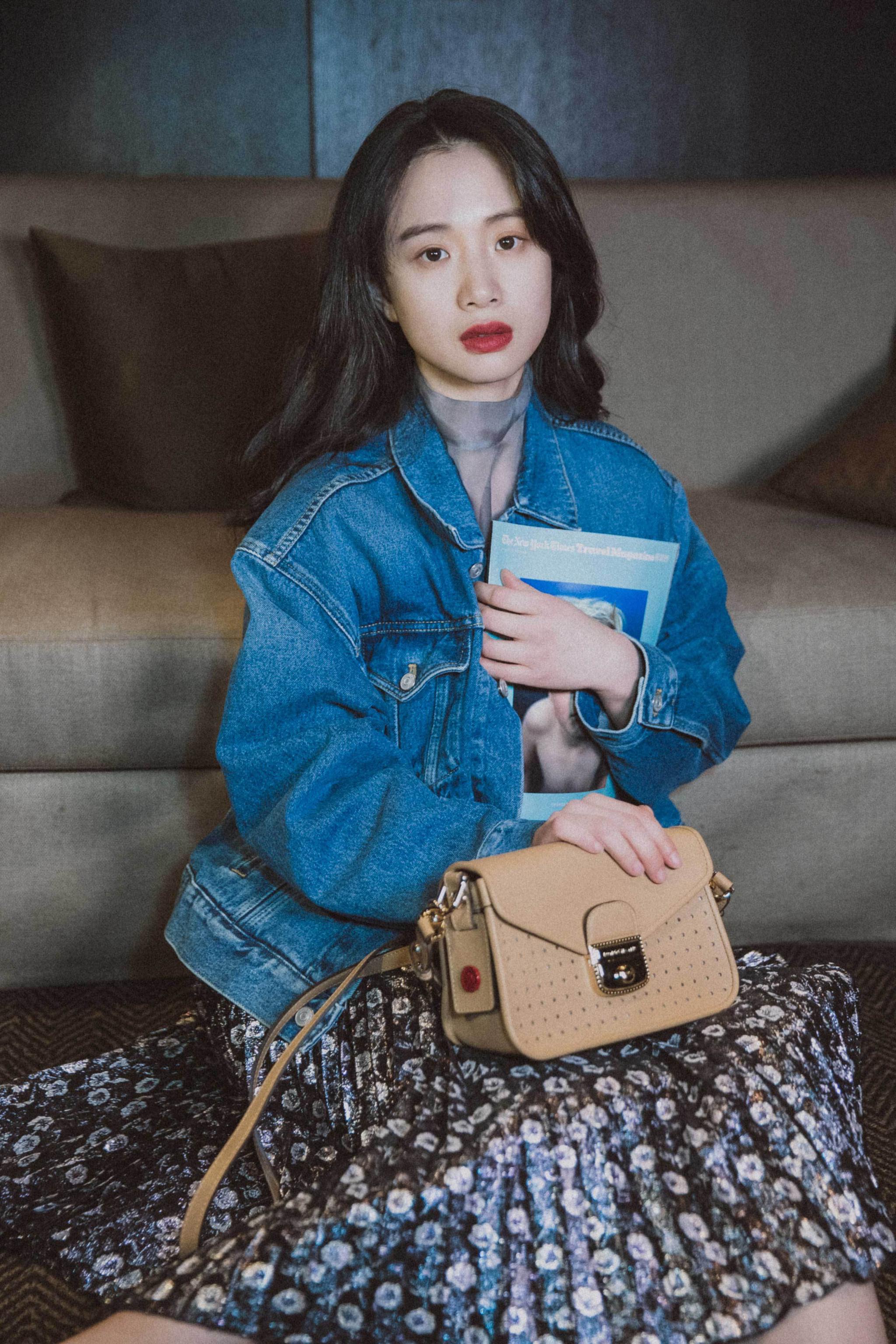 李梦波浪卷发红唇撩人着西装白裙化身双面娇娃