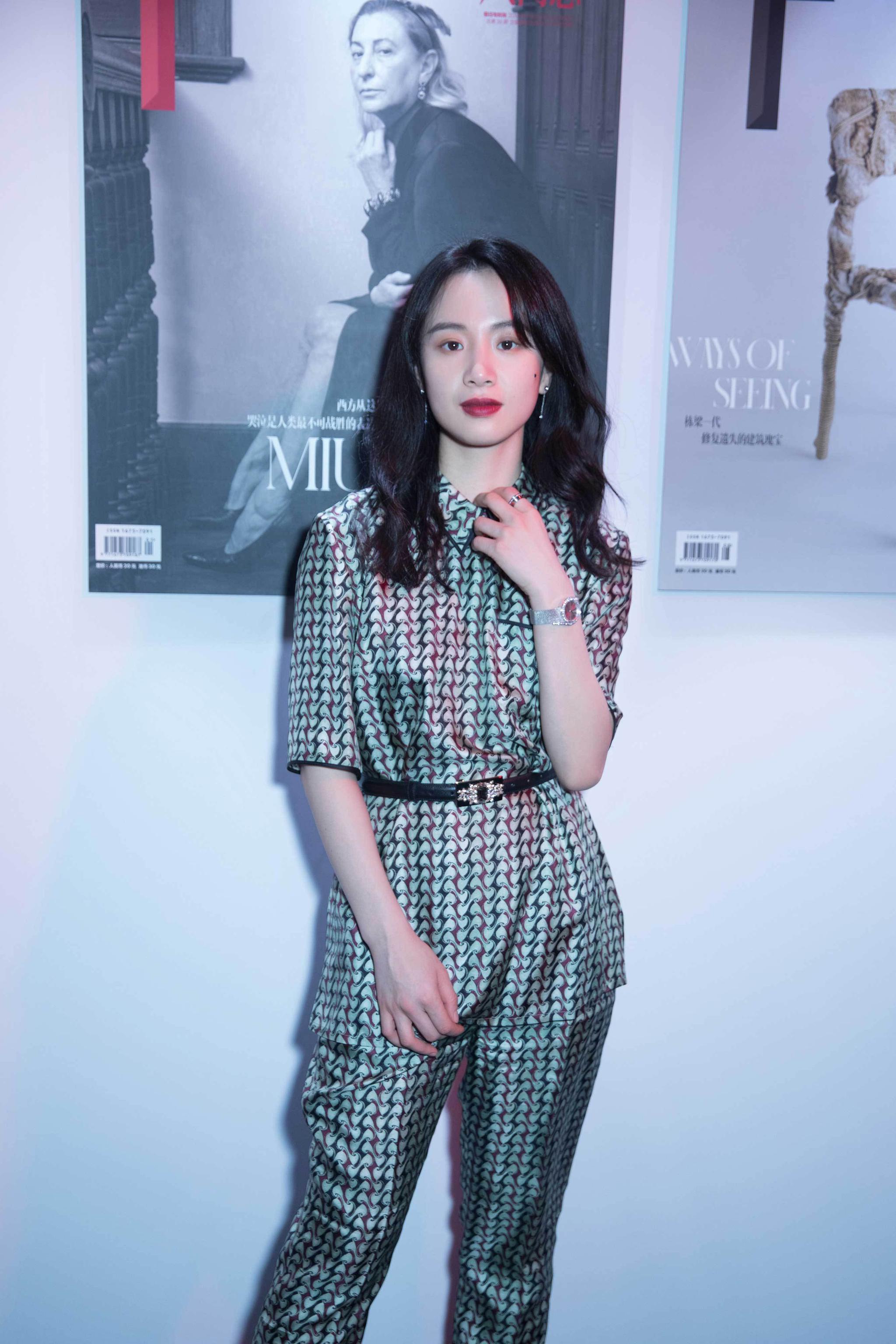 李梦波浪卷发红唇撩人着西装白裙化身双面娇娃